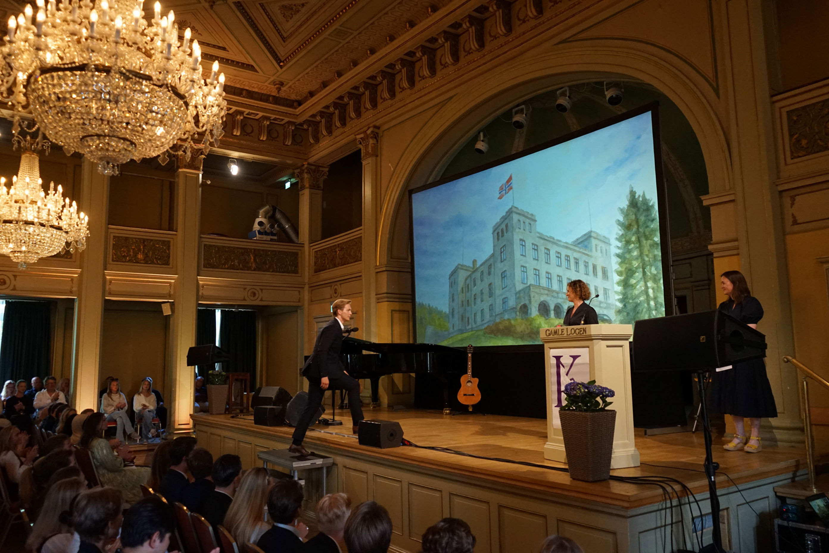 en person og person på en scene