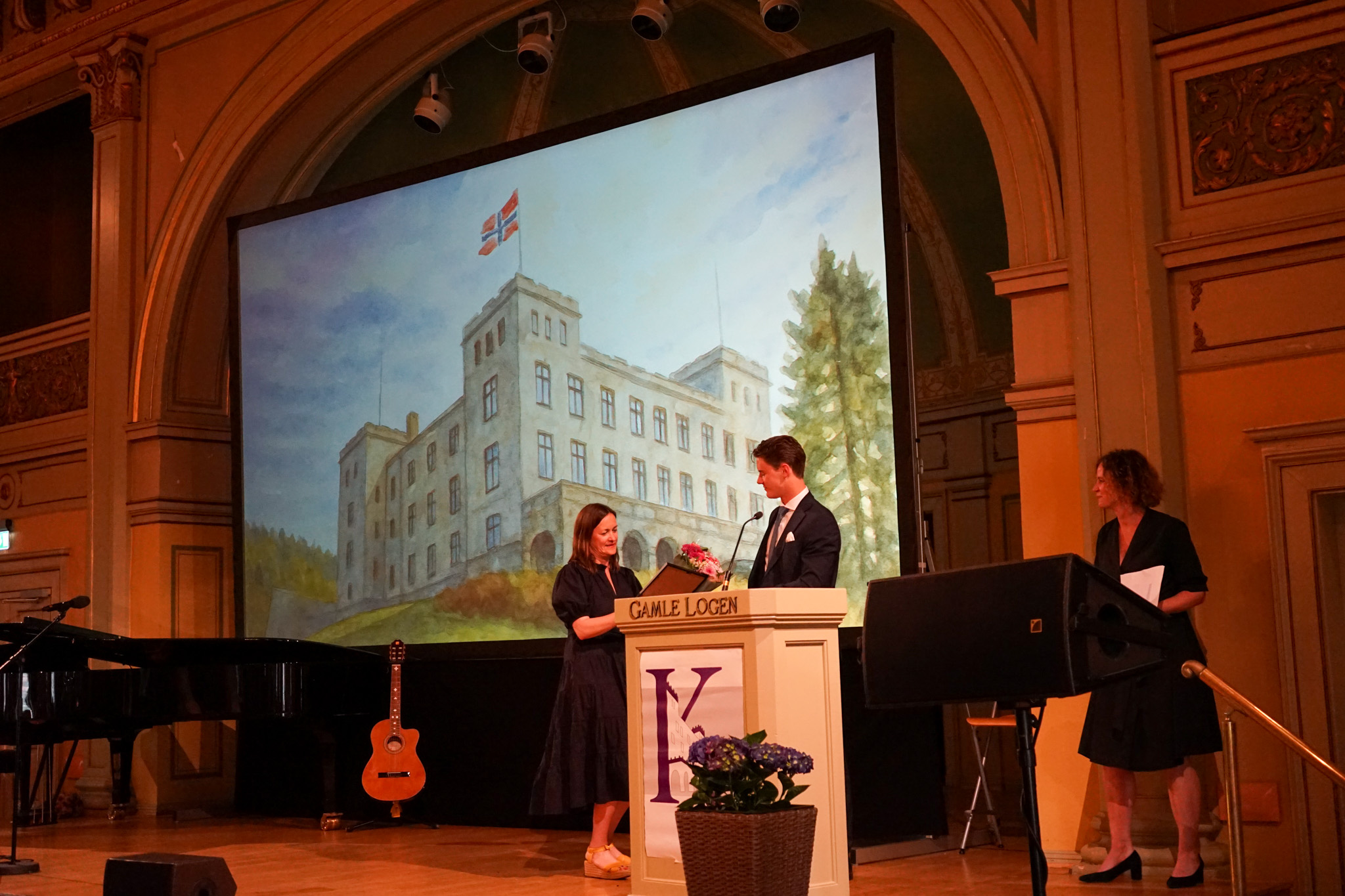 En person og person på scenen