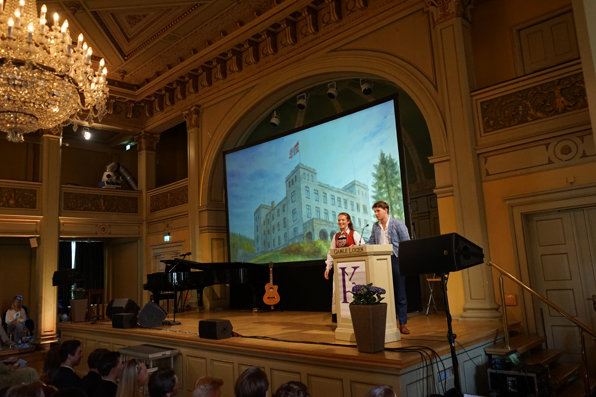 en person og person på en scene