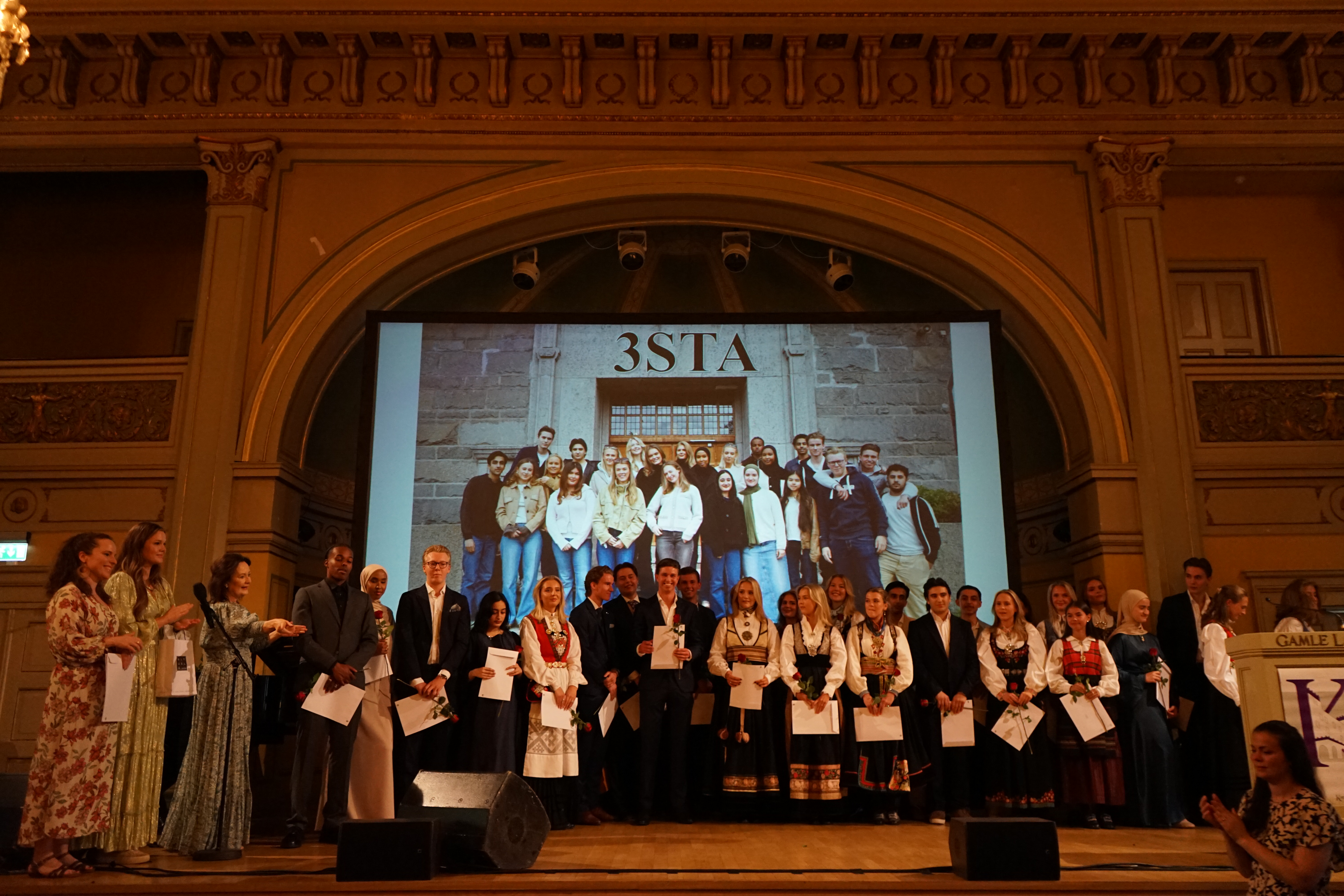 en gruppe mennesker på en scene