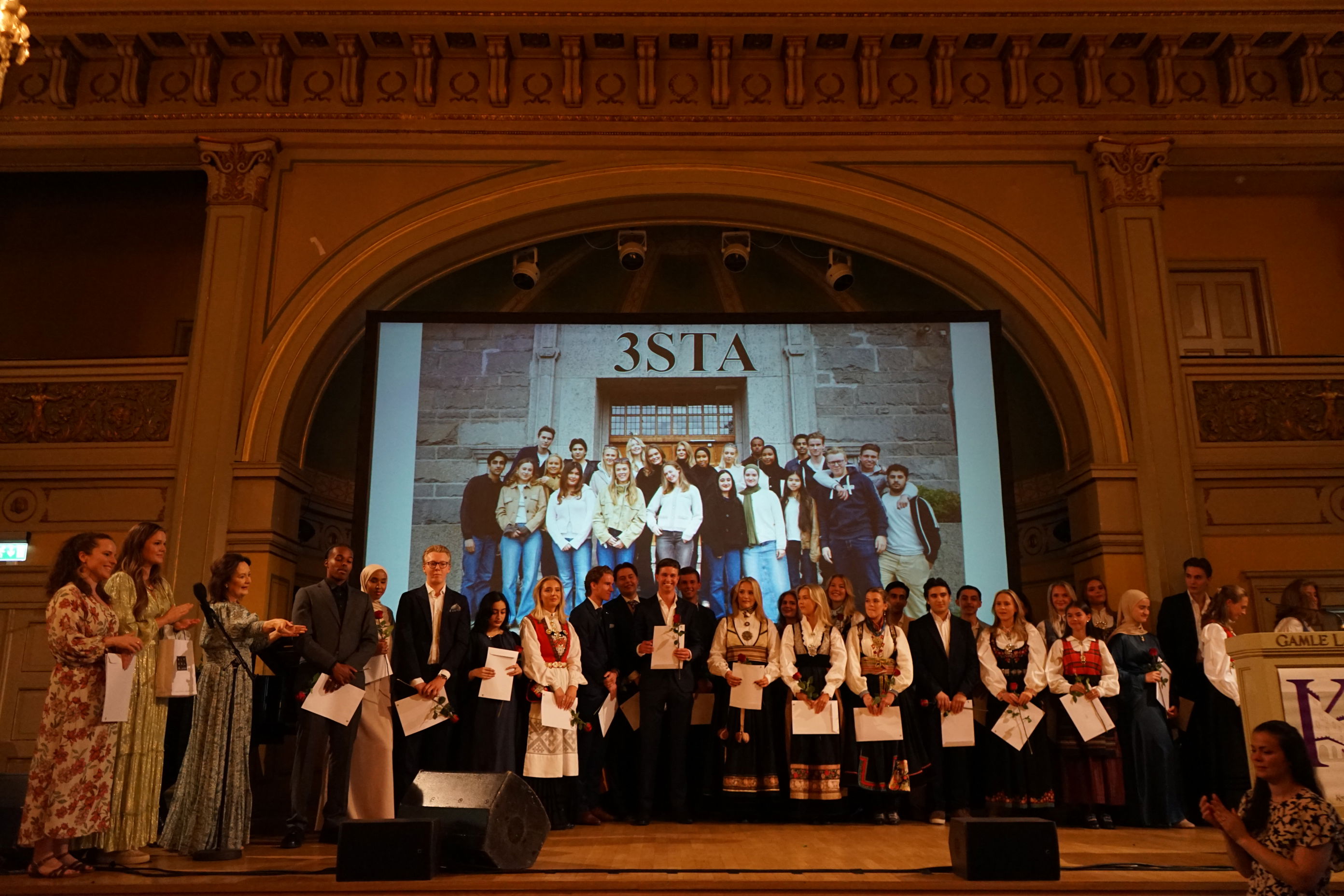 en gruppe mennesker på en scene