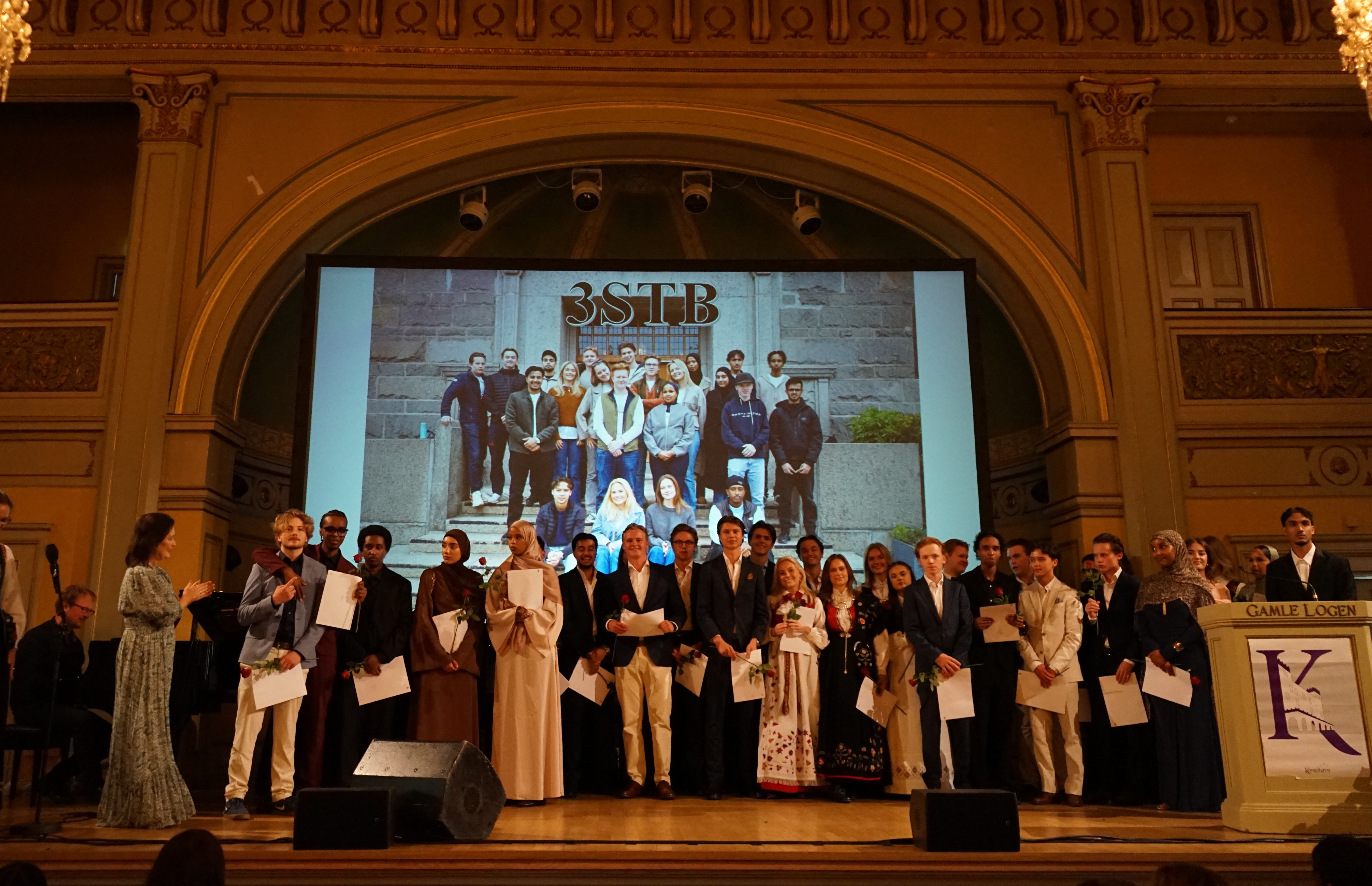 en gruppe mennesker på en scene