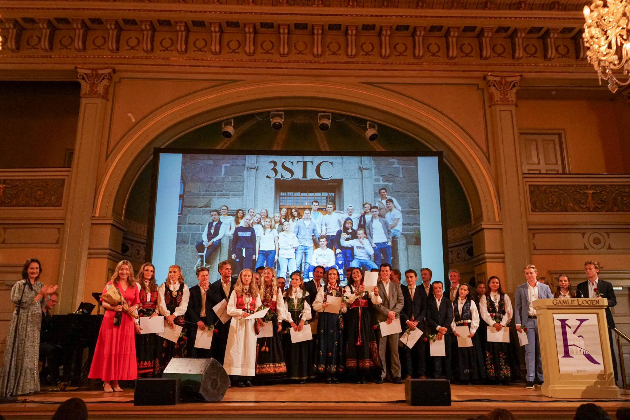 en gruppe mennesker på en scene