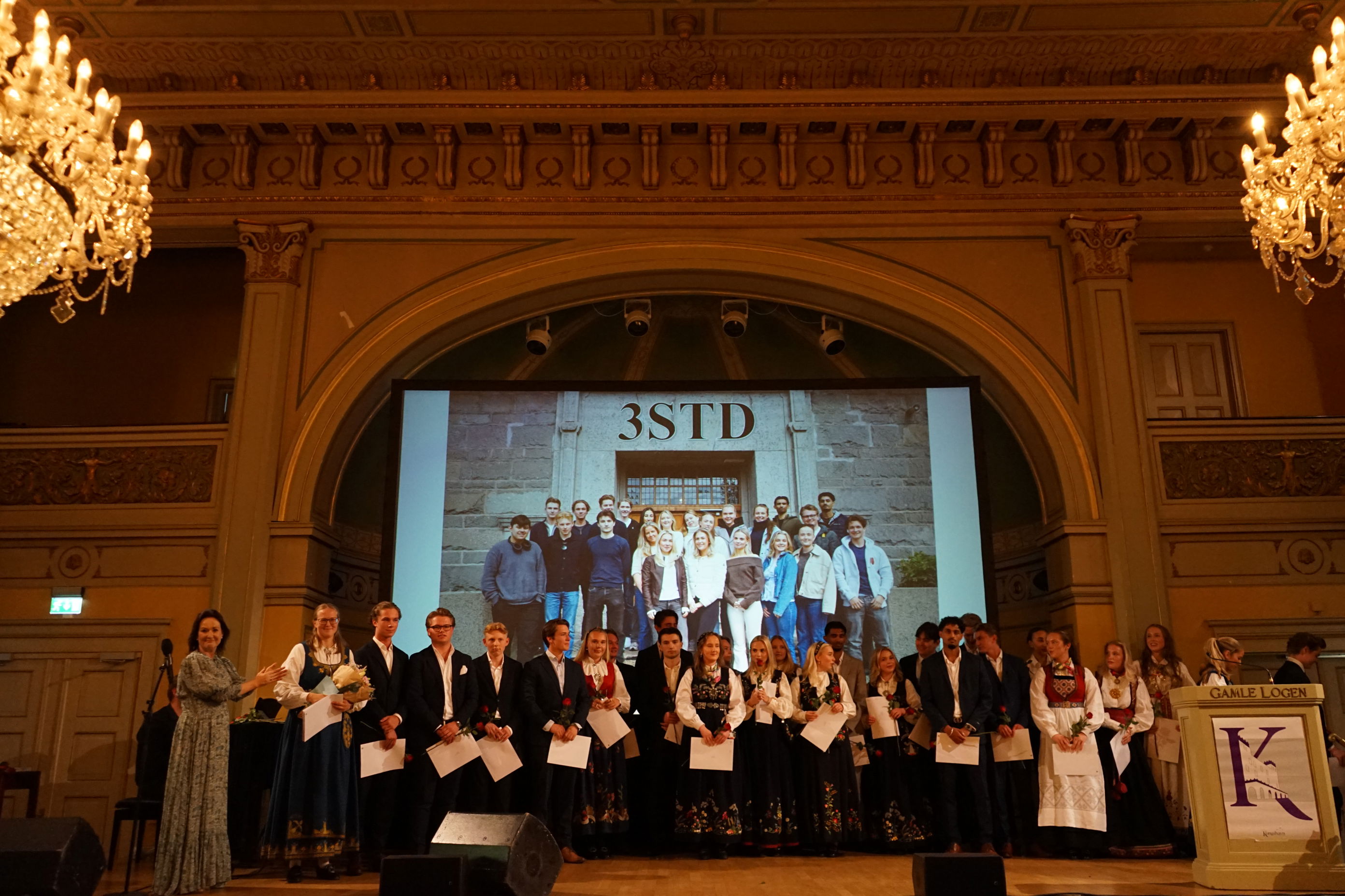 en gruppe mennesker som poserer for et bilde