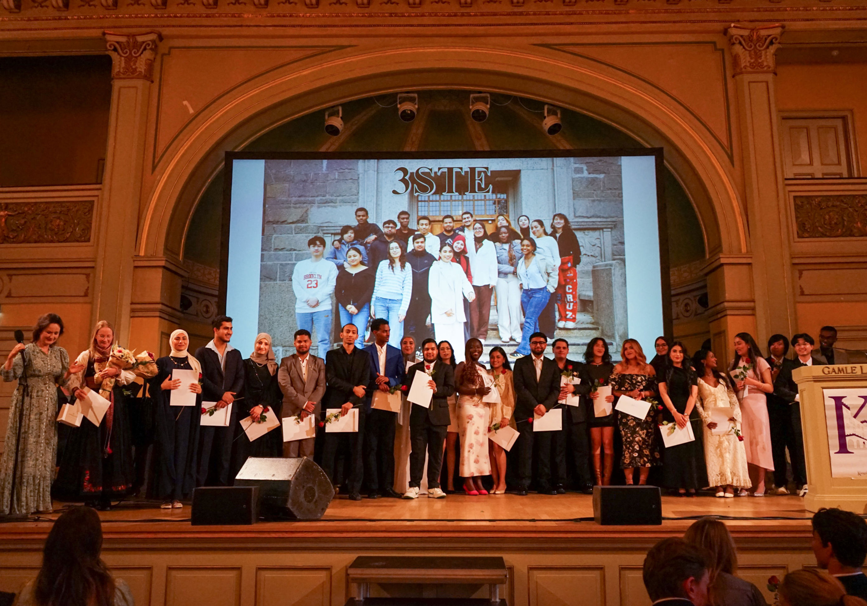 en gruppe mennesker på en scene