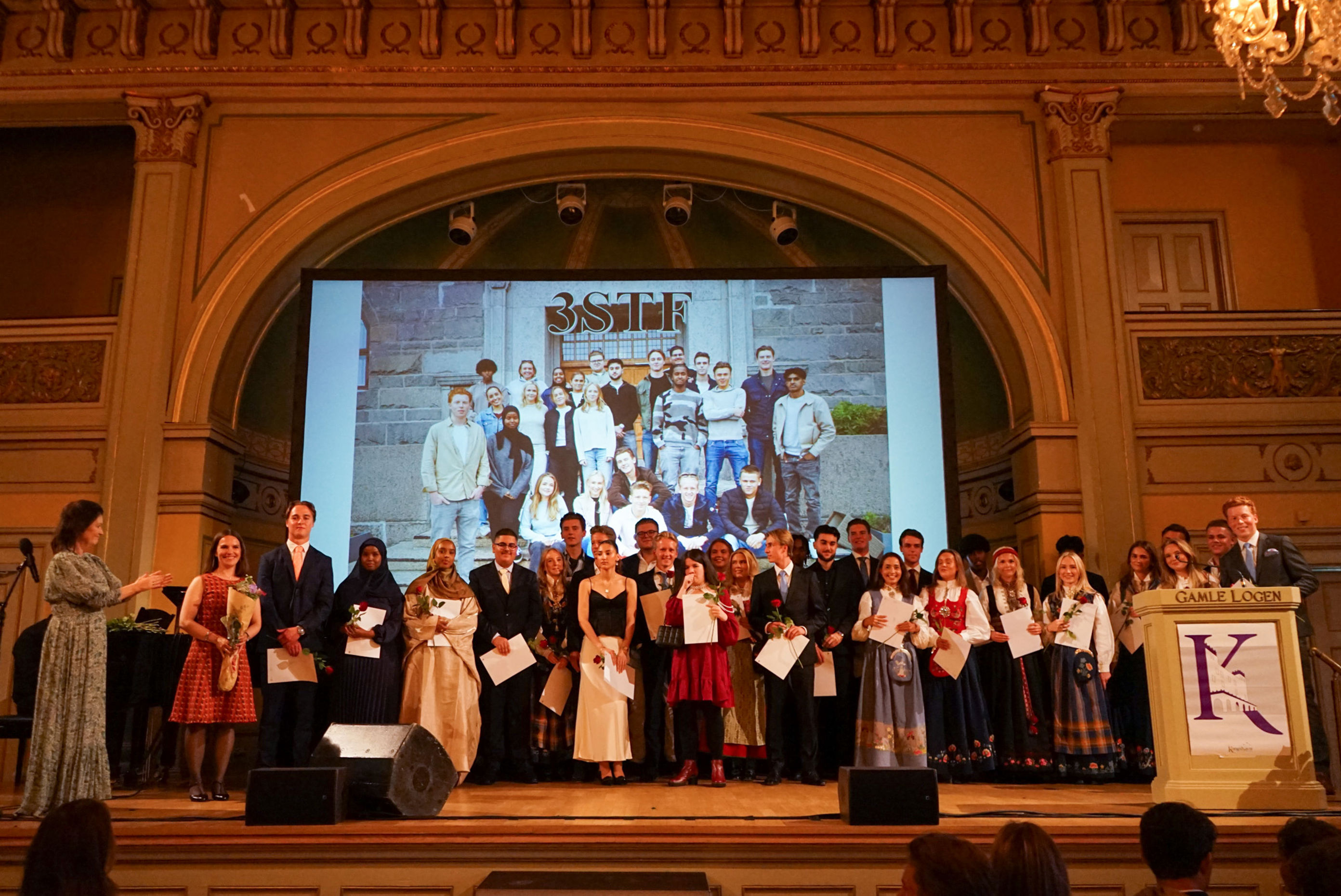 en gruppe mennesker på en scene