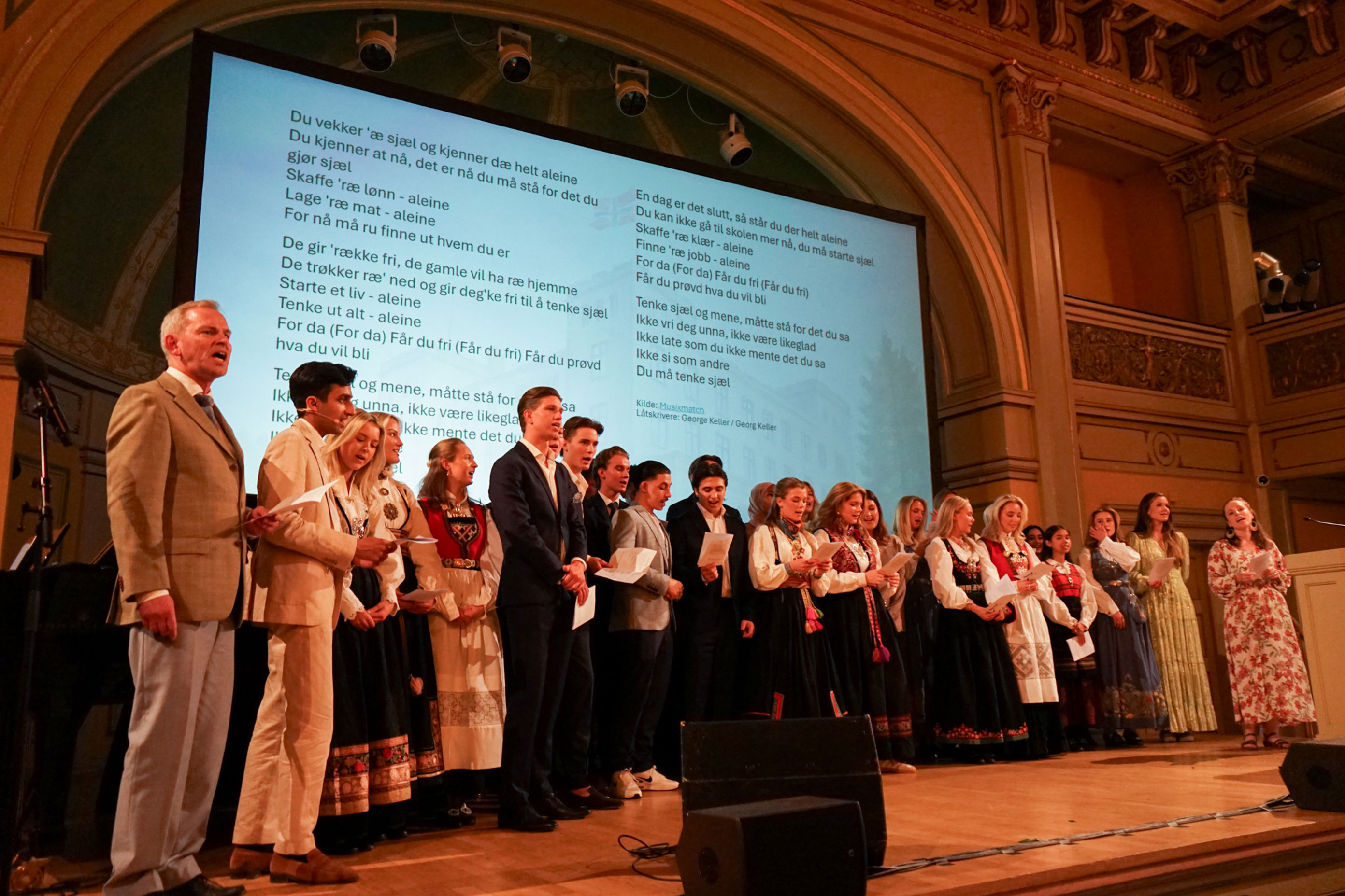 en gruppe mennesker på en scene