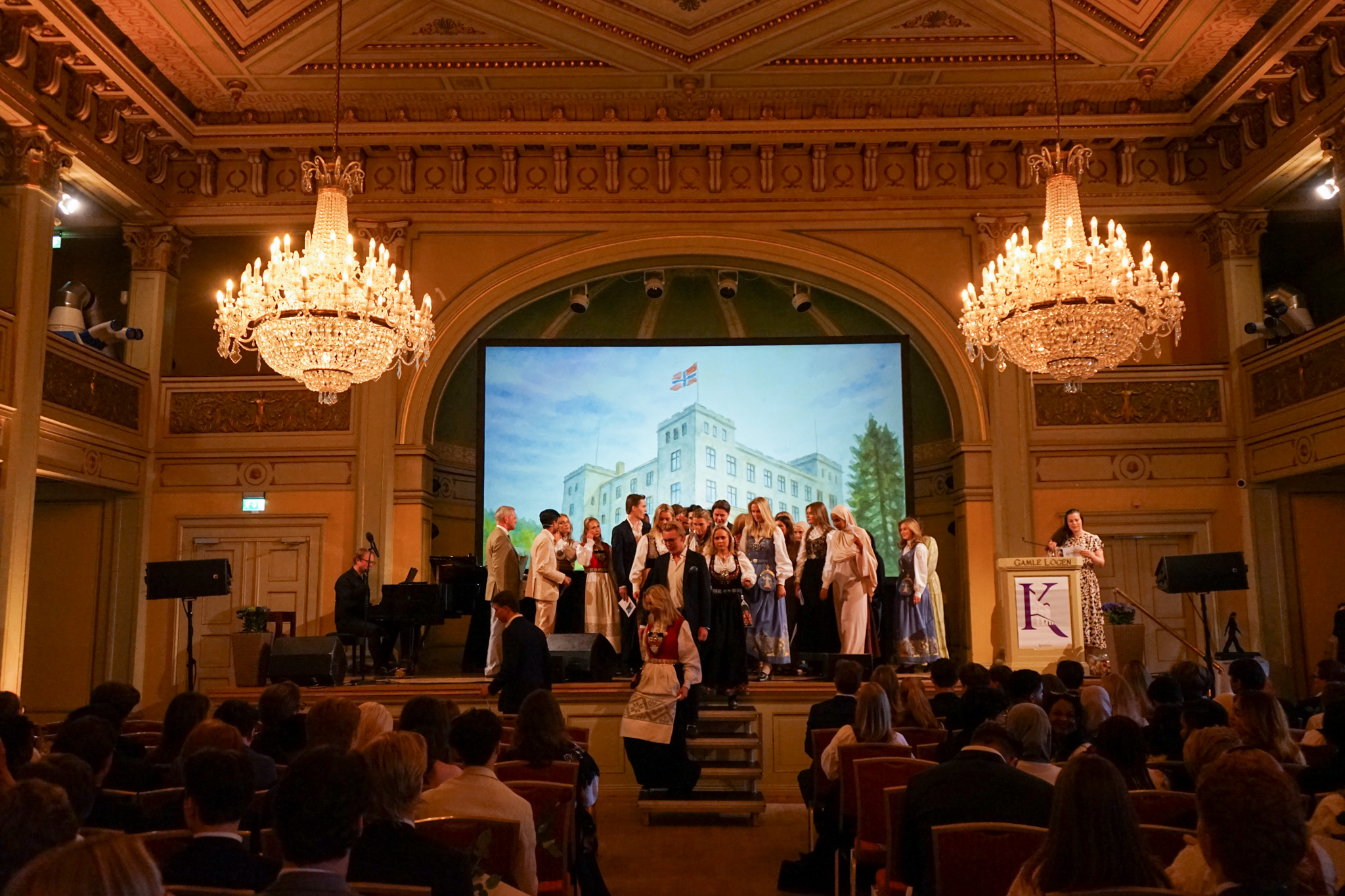 en gruppe mennesker som opptrer på scenen