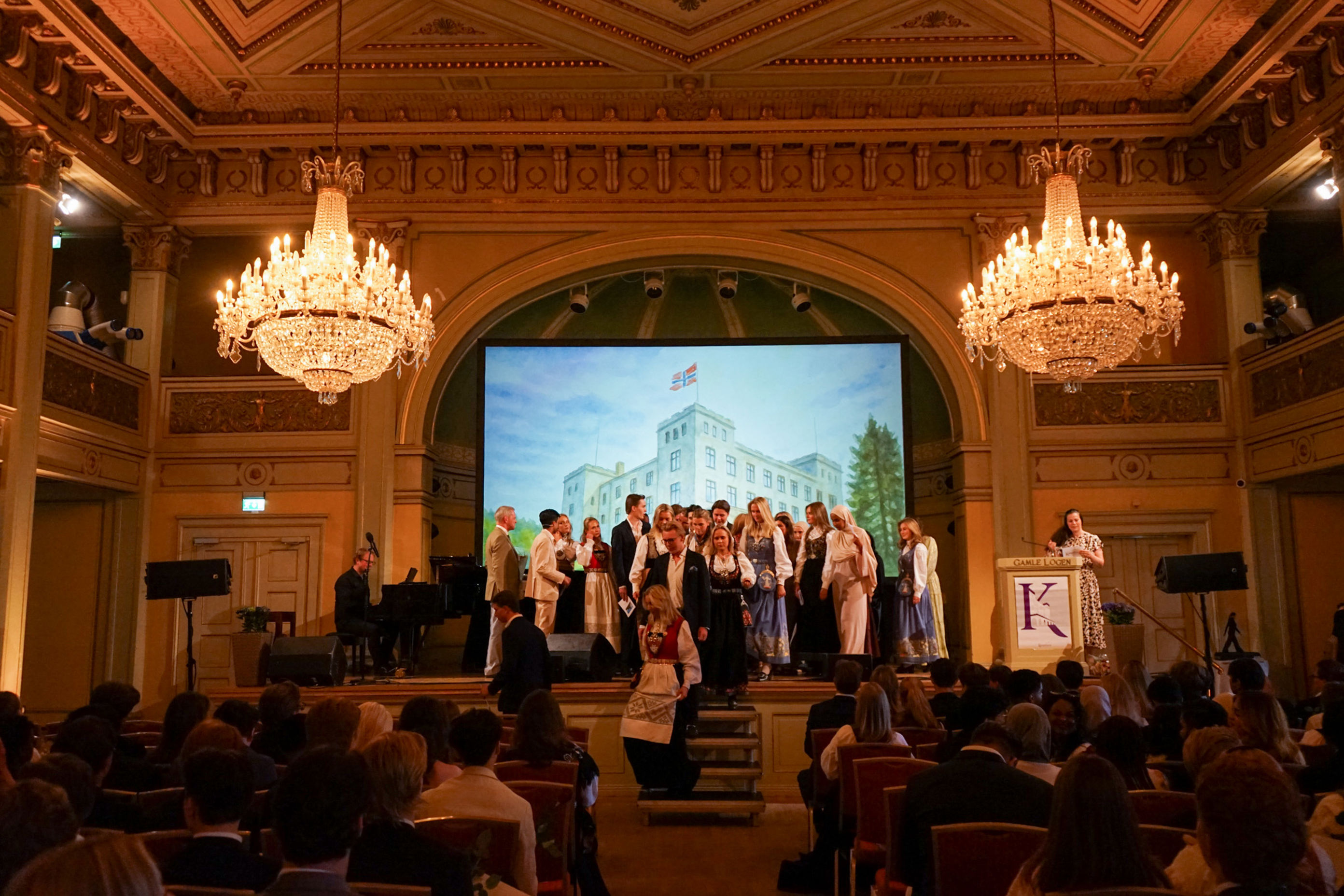 en gruppe mennesker som opptrer på scenen