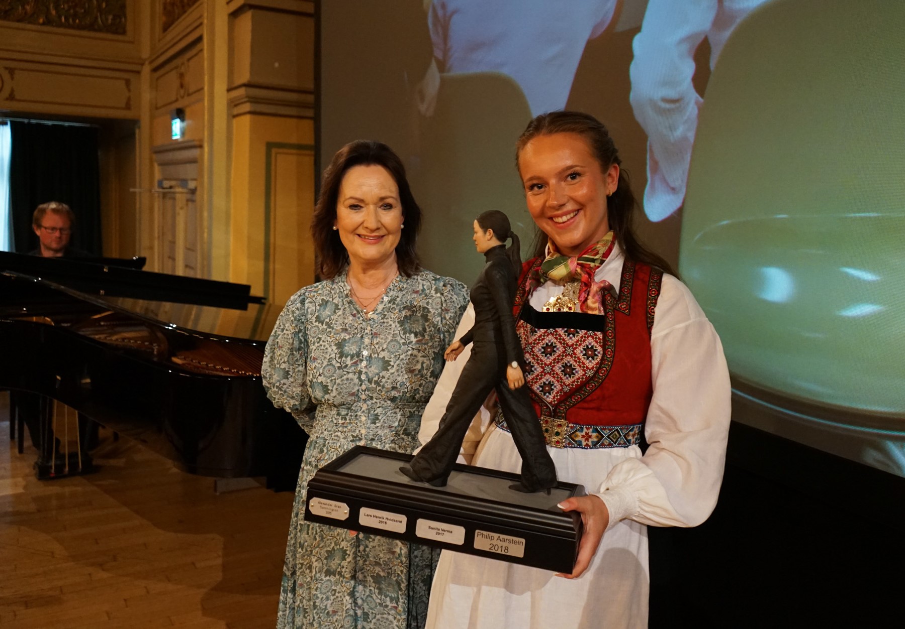 et par personr som holder en boks