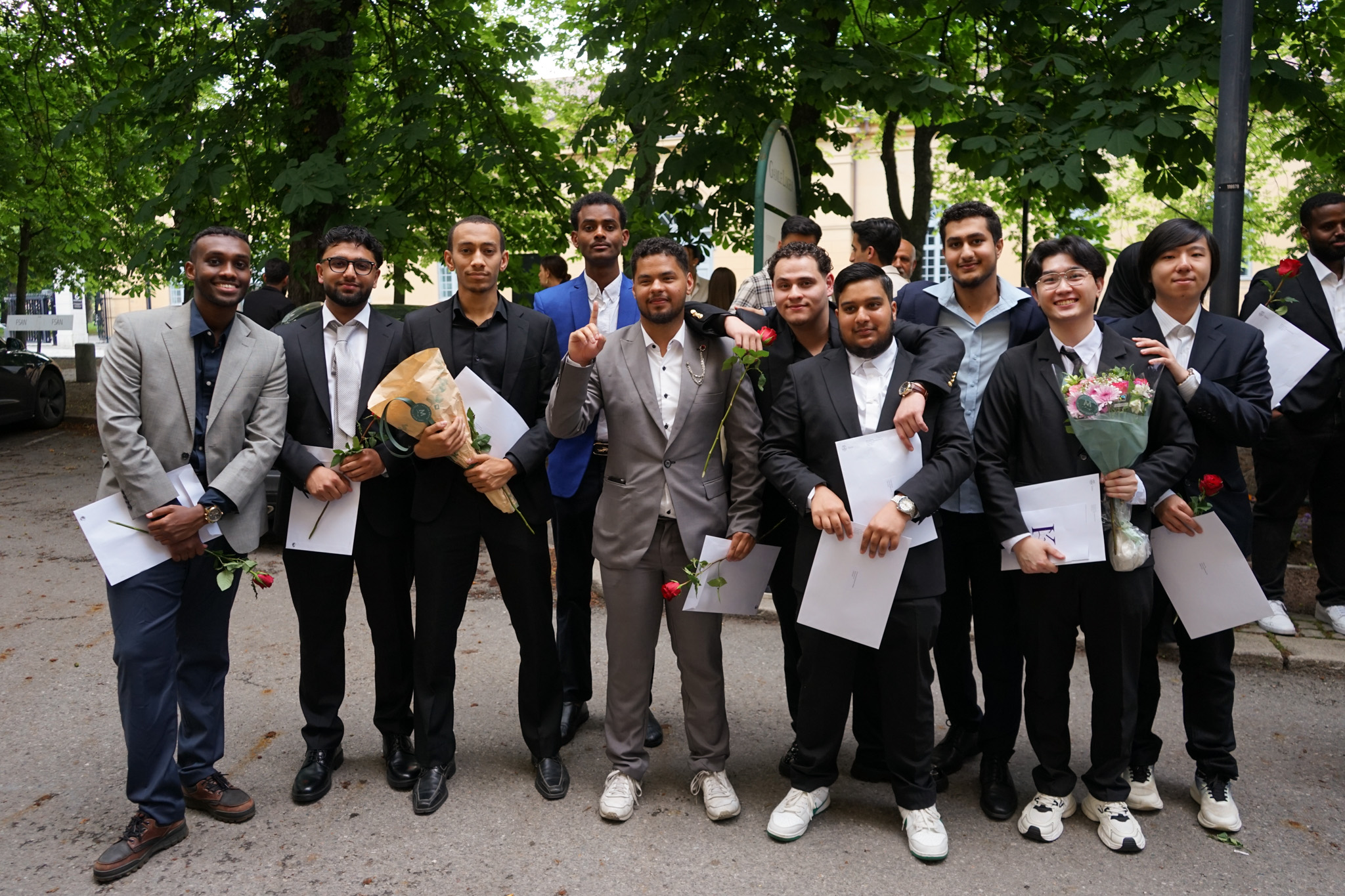 En gruppe menn som poserer for et bilde