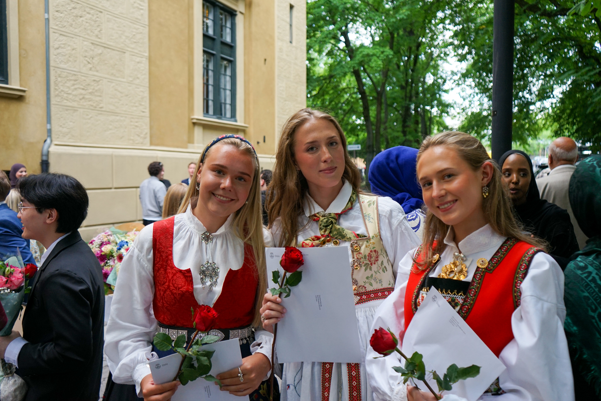 en gruppe personr som holder blomster