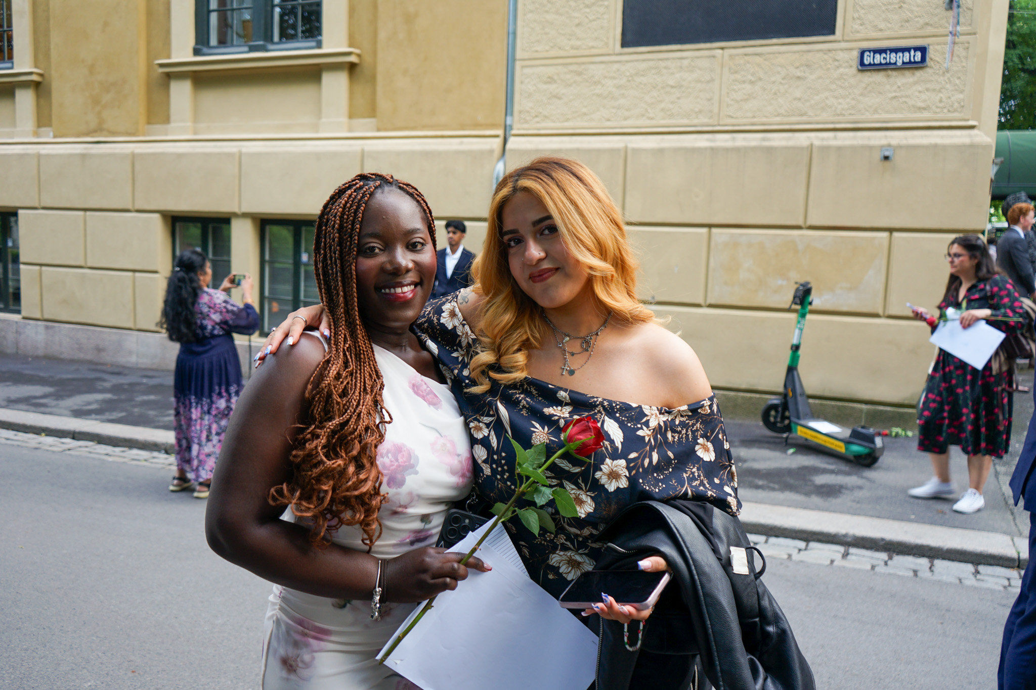 to personr som poserer for et bilde