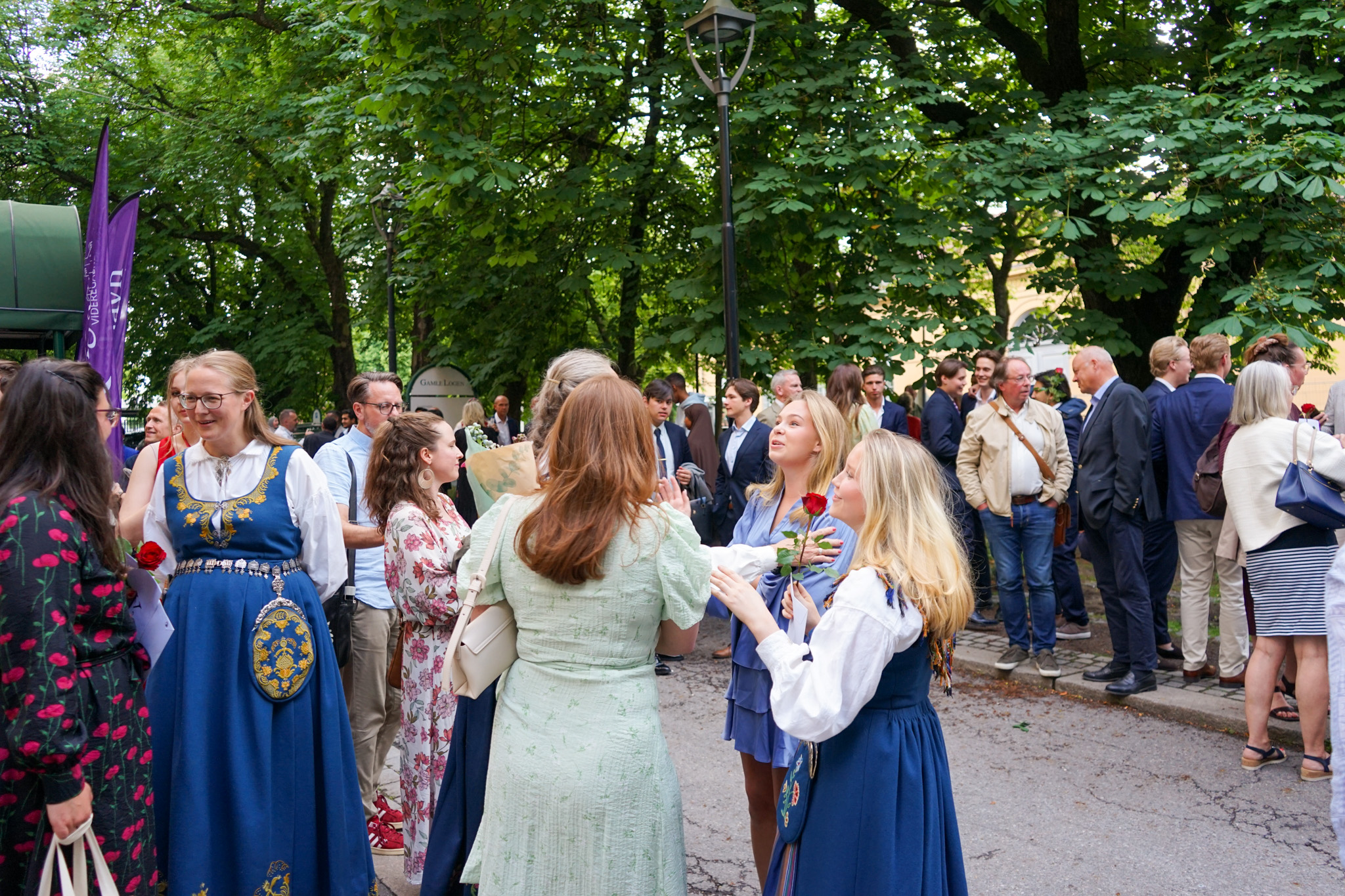 en gruppe mennesker som står utenfor