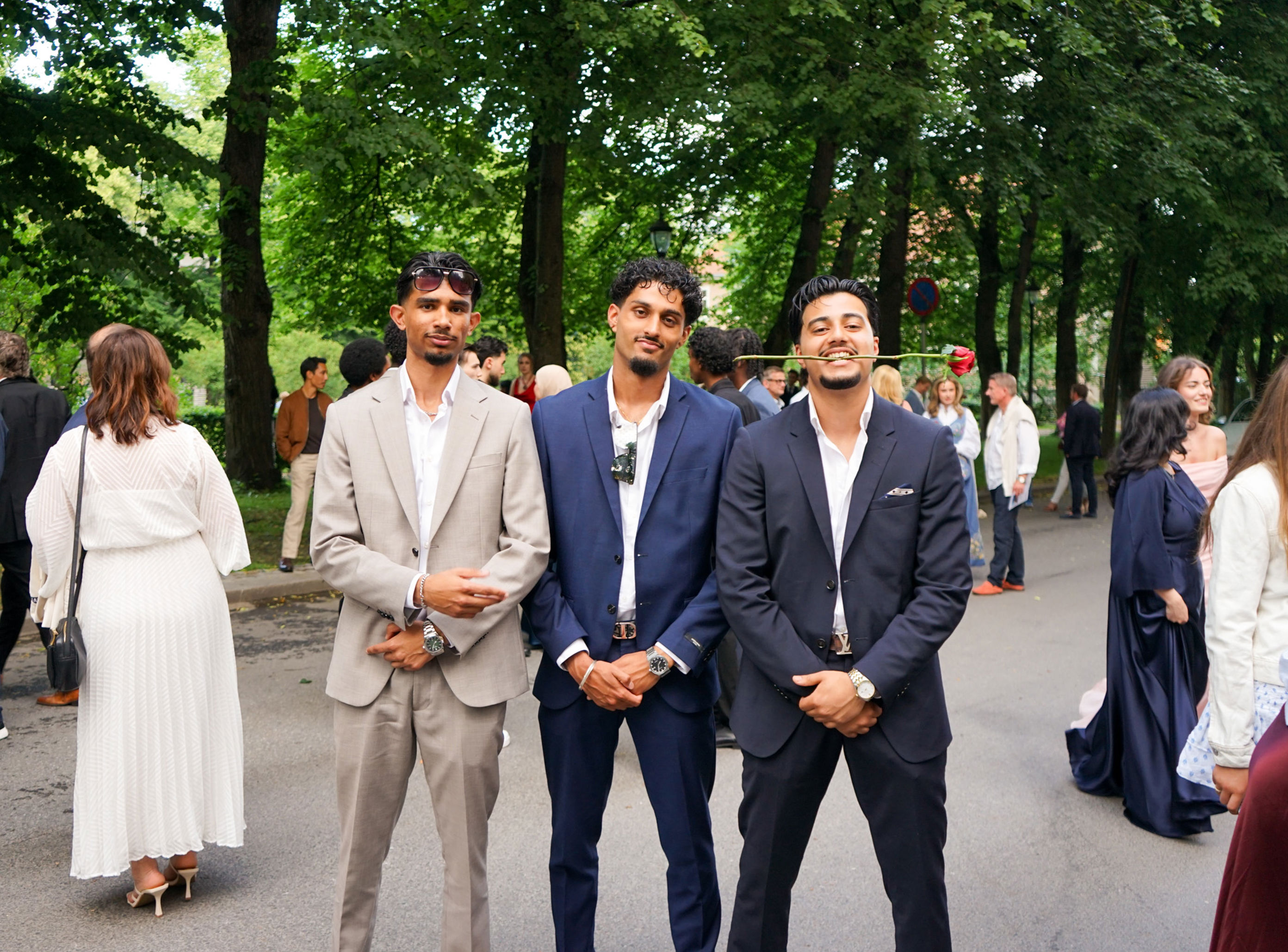 en gruppe menn som poserer for et bilde