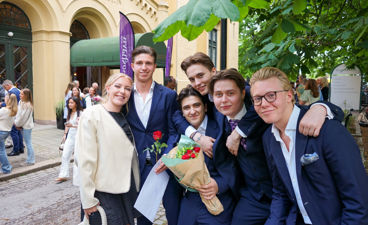 en gruppe mennesker som poserer for et bilde