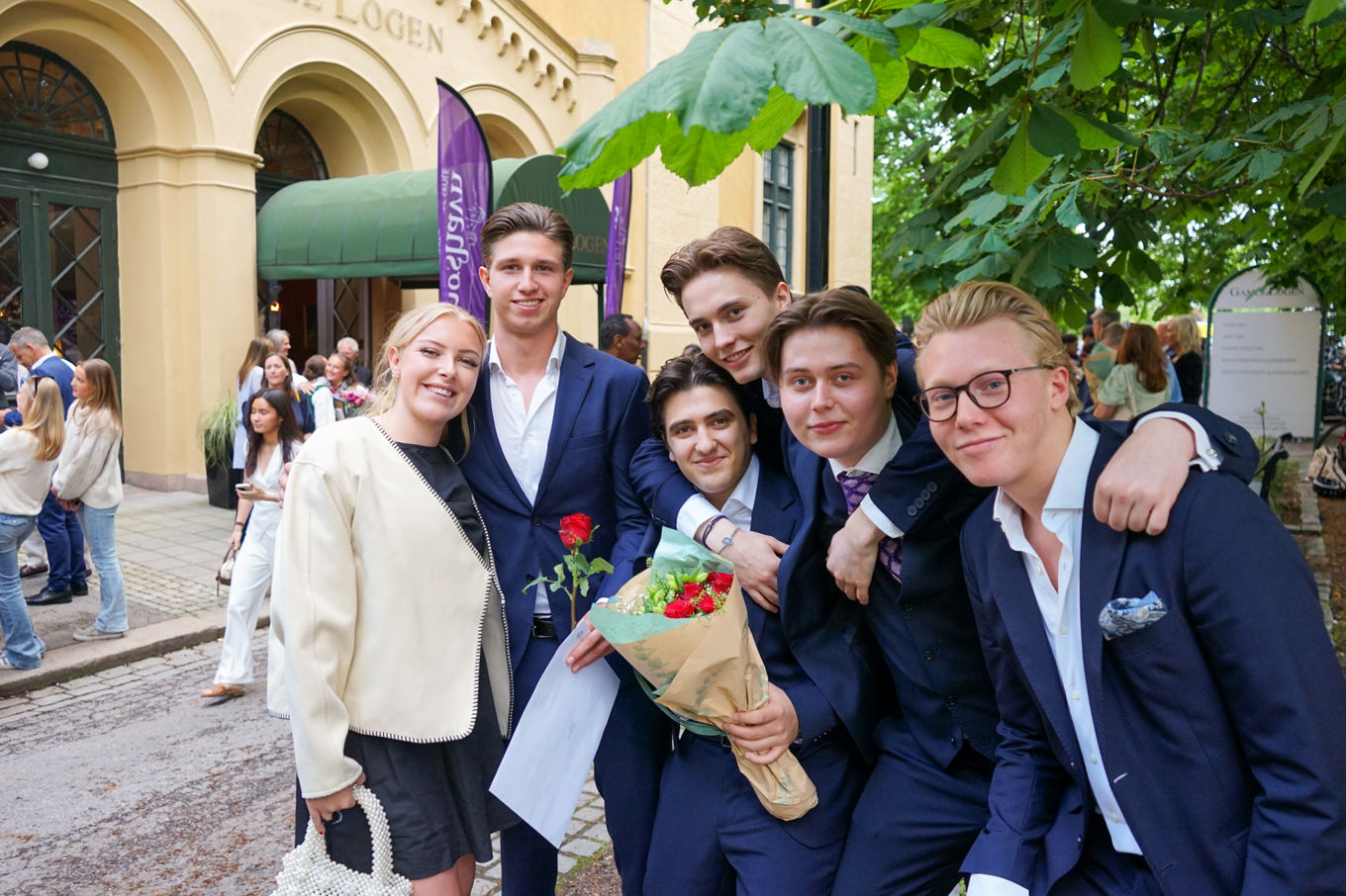 en gruppe mennesker som poserer for et bilde