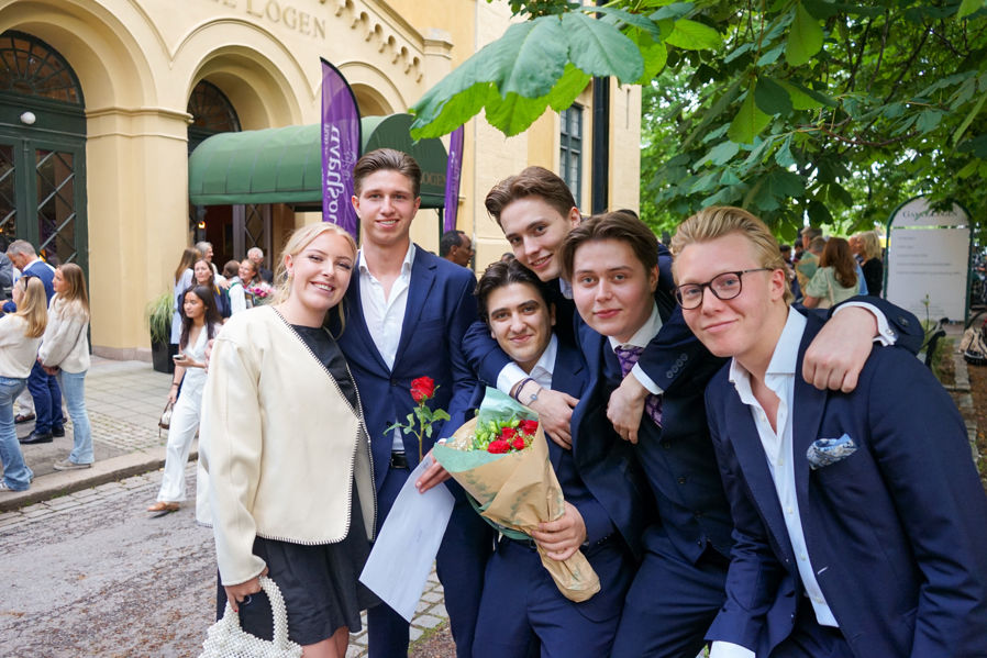 en gruppe mennesker som poserer for et bilde