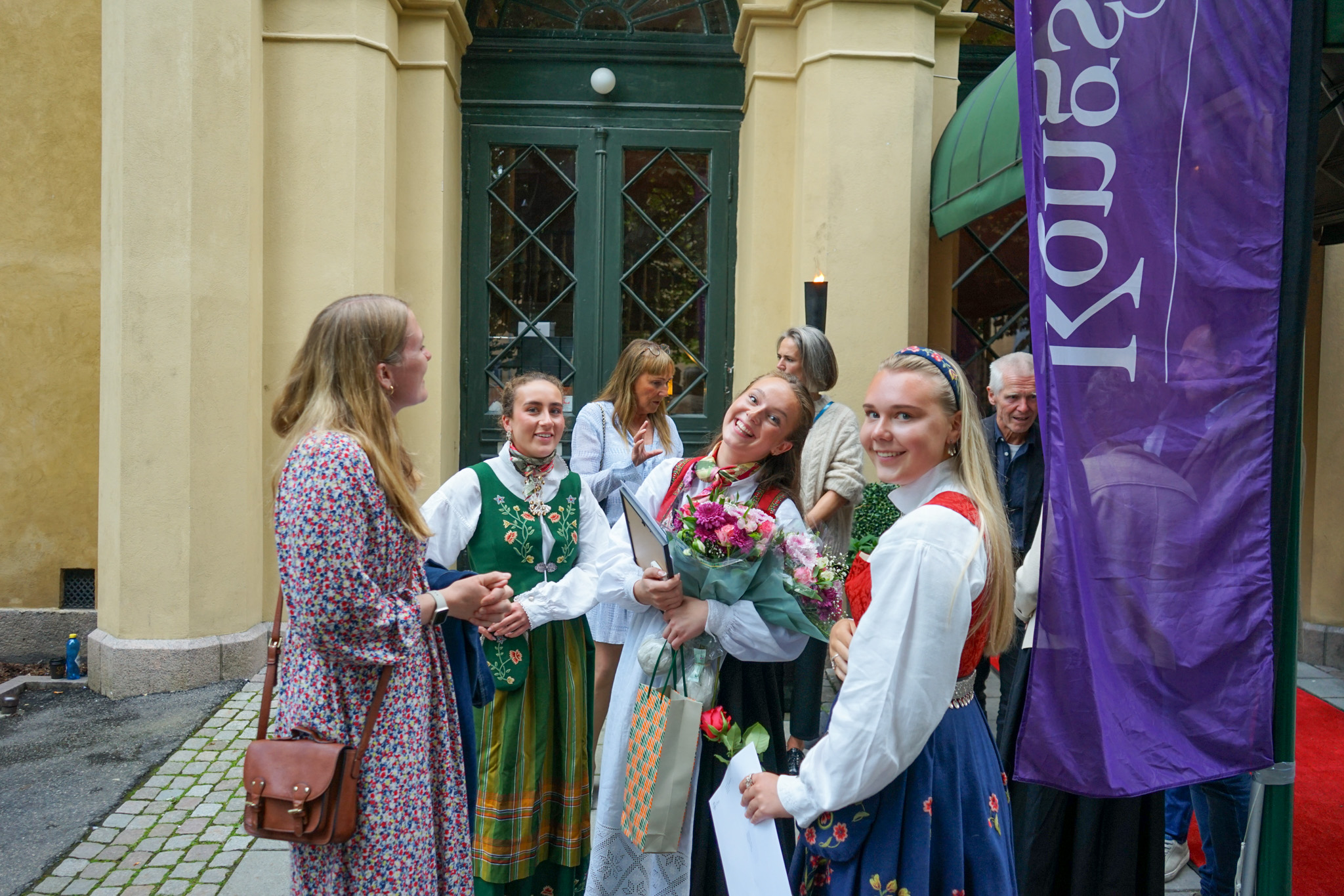 en gruppe mennesker som står utenfor