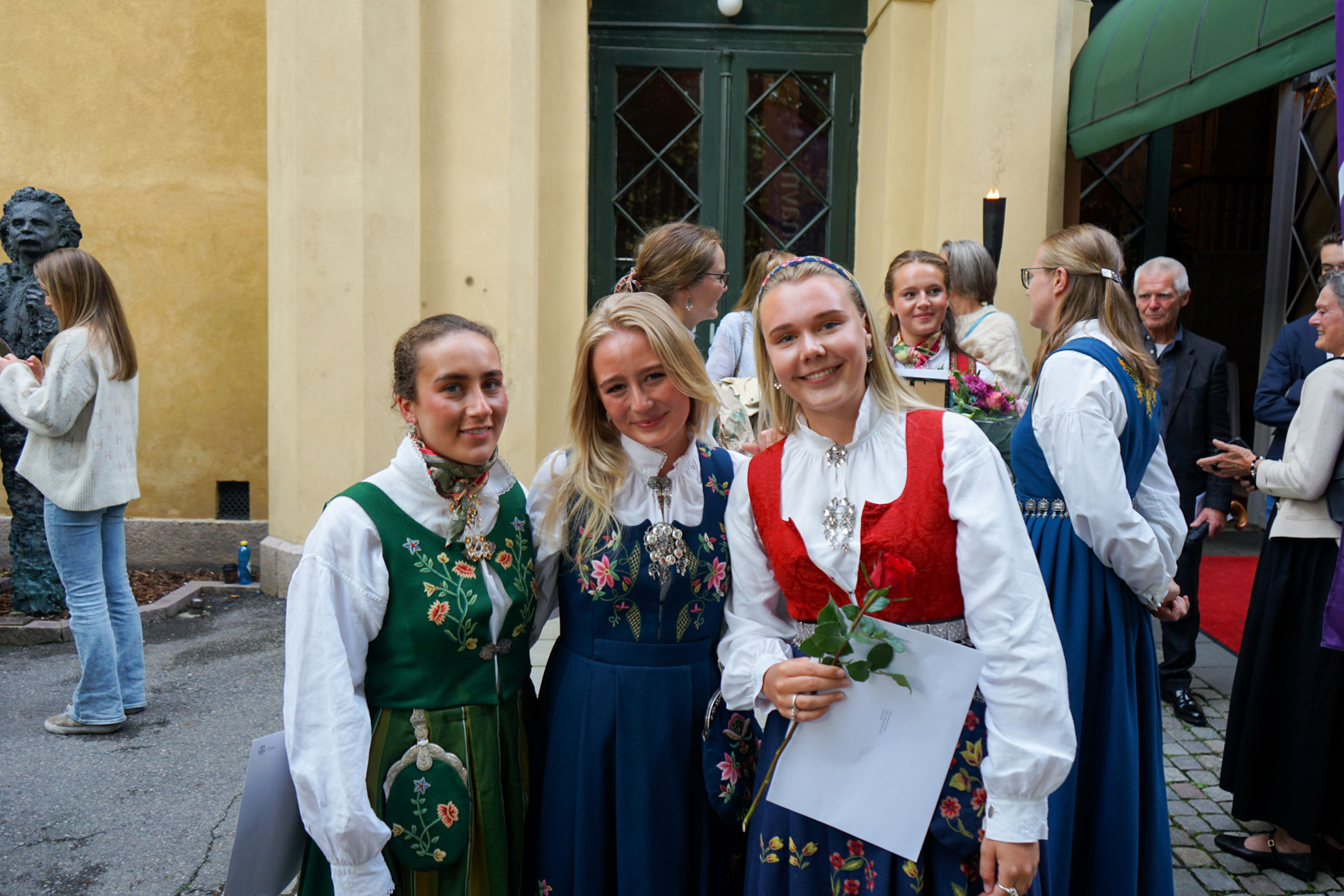 En gruppe personr i tradisjonelle klær