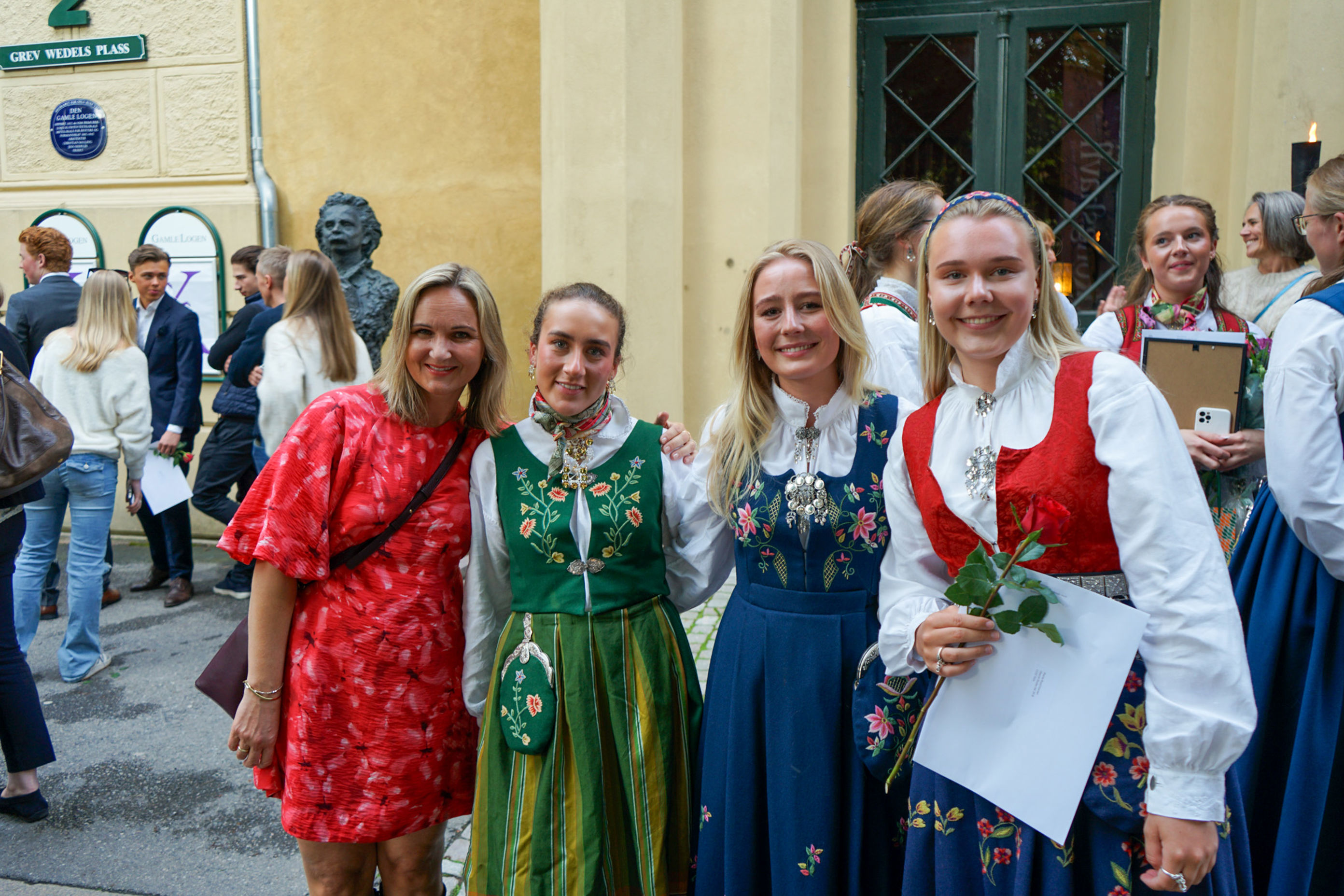 En gruppe personr i tradisjonelle klær