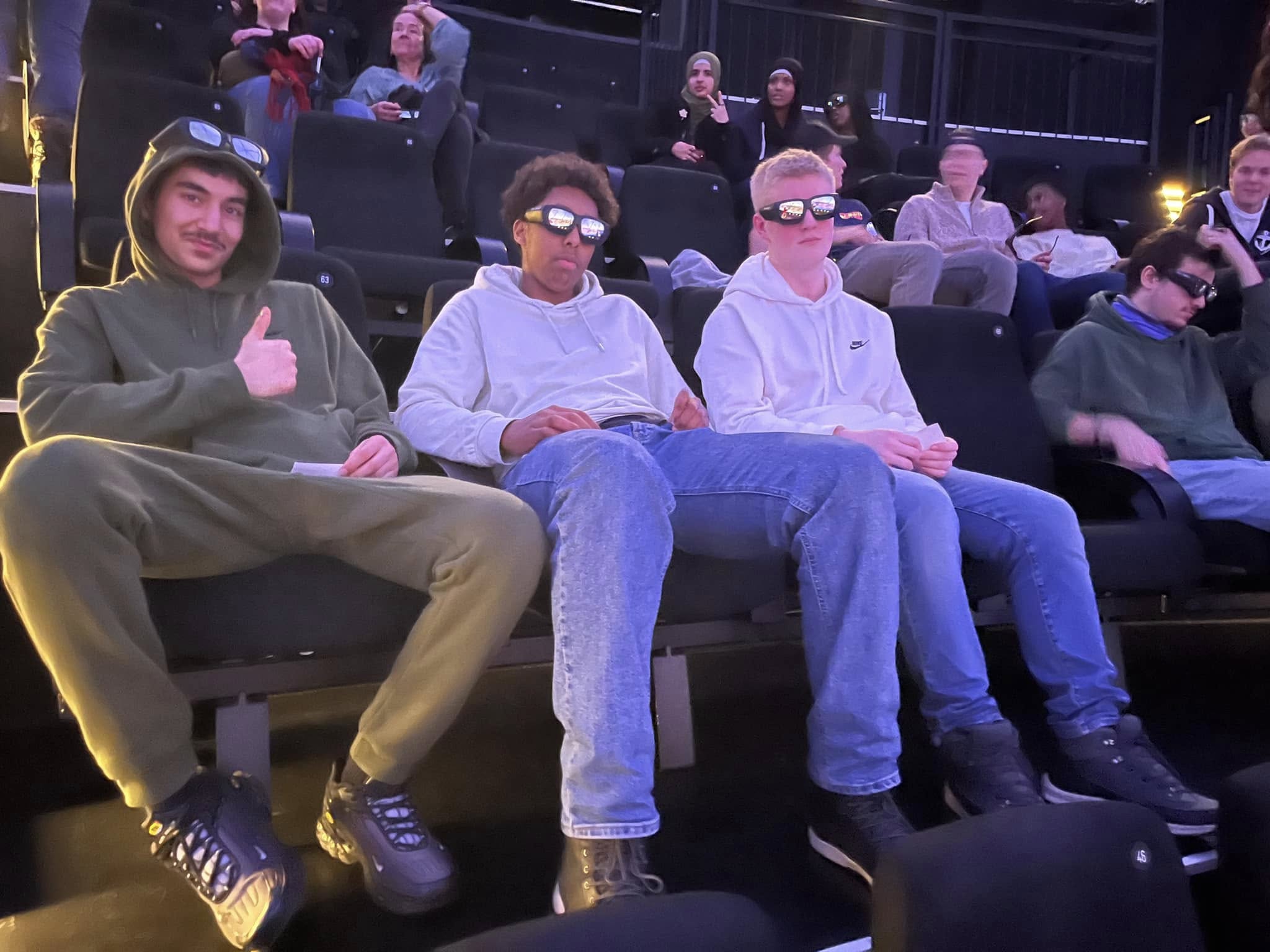 en gruppe menn som sitter i stoler