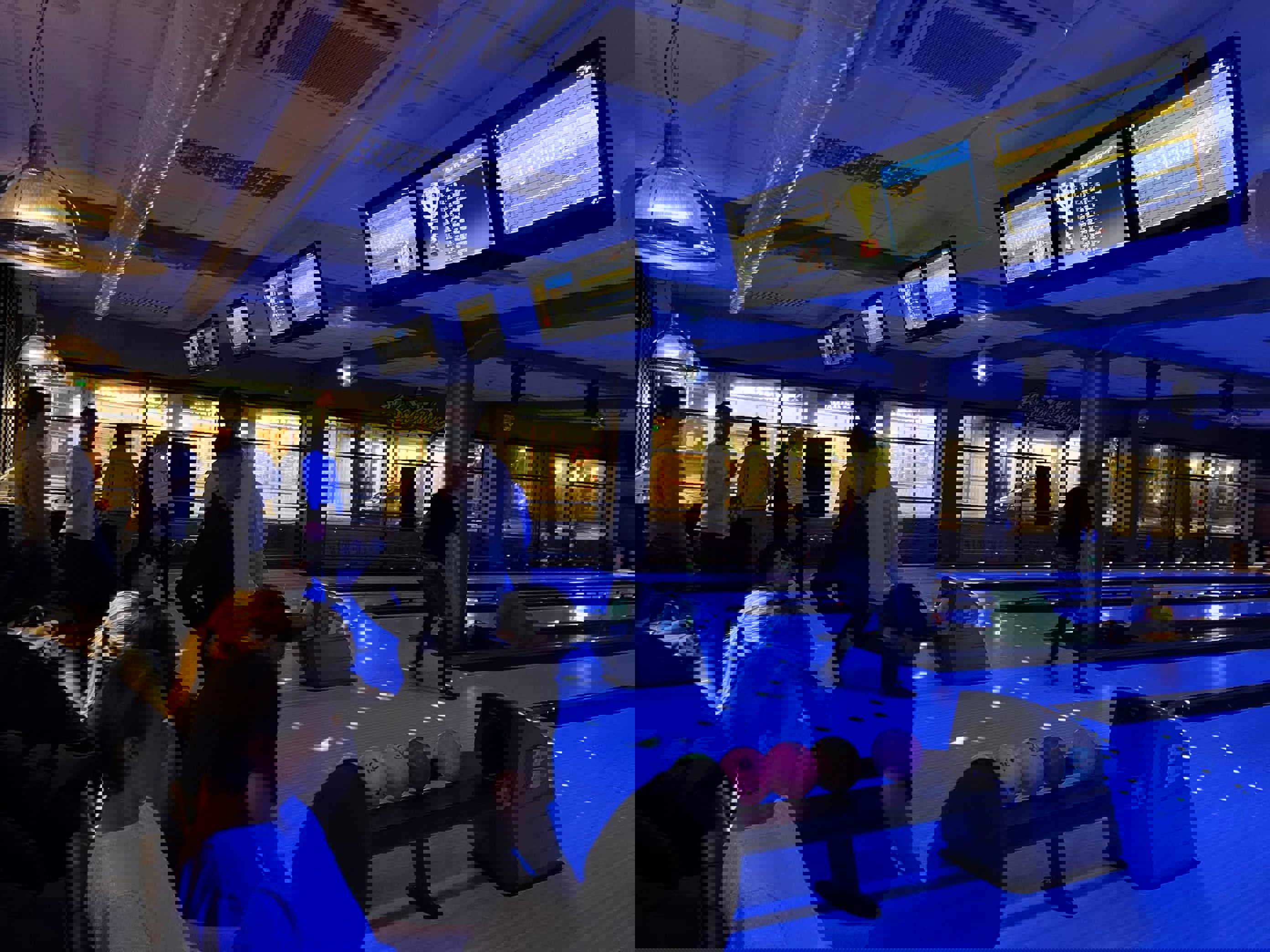 En gruppe mennesker i en bowlinghall En gruppe mennesker i en bowlinghall