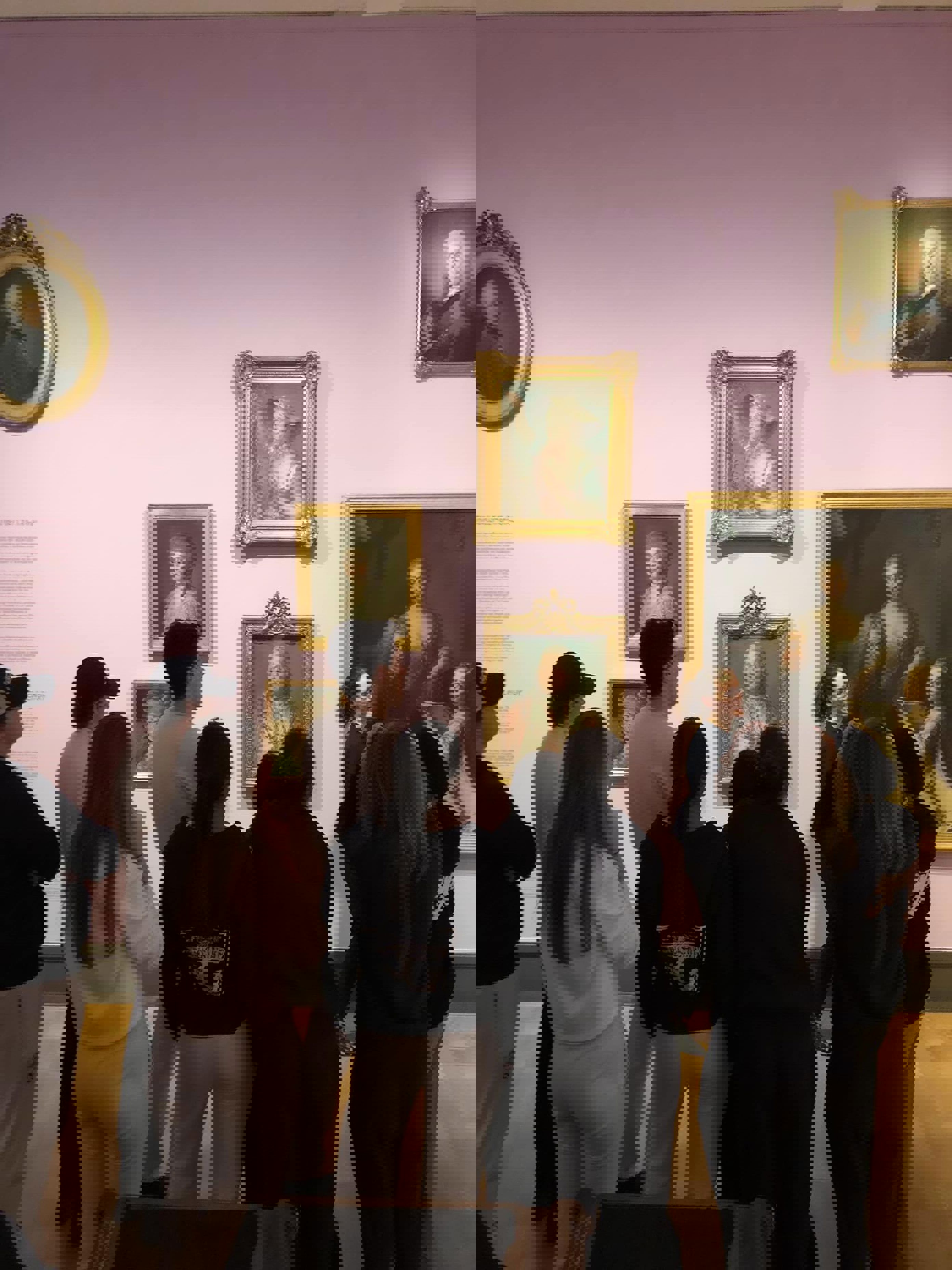 En gruppe mennesker som ser på kunst på veggen En gruppe mennesker som ser på kunst på veggen