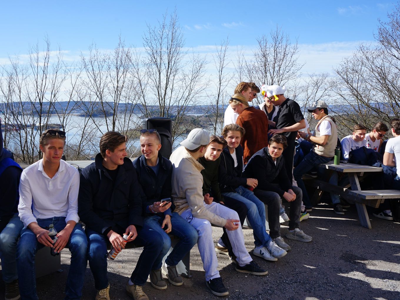 en gruppe mennesker som sitter på piknikbord en gruppe mennesker som sitter på piknikbord