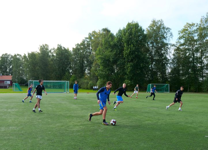 En gruppe mennesker som spiller fotball En gruppe mennesker som spiller fotball