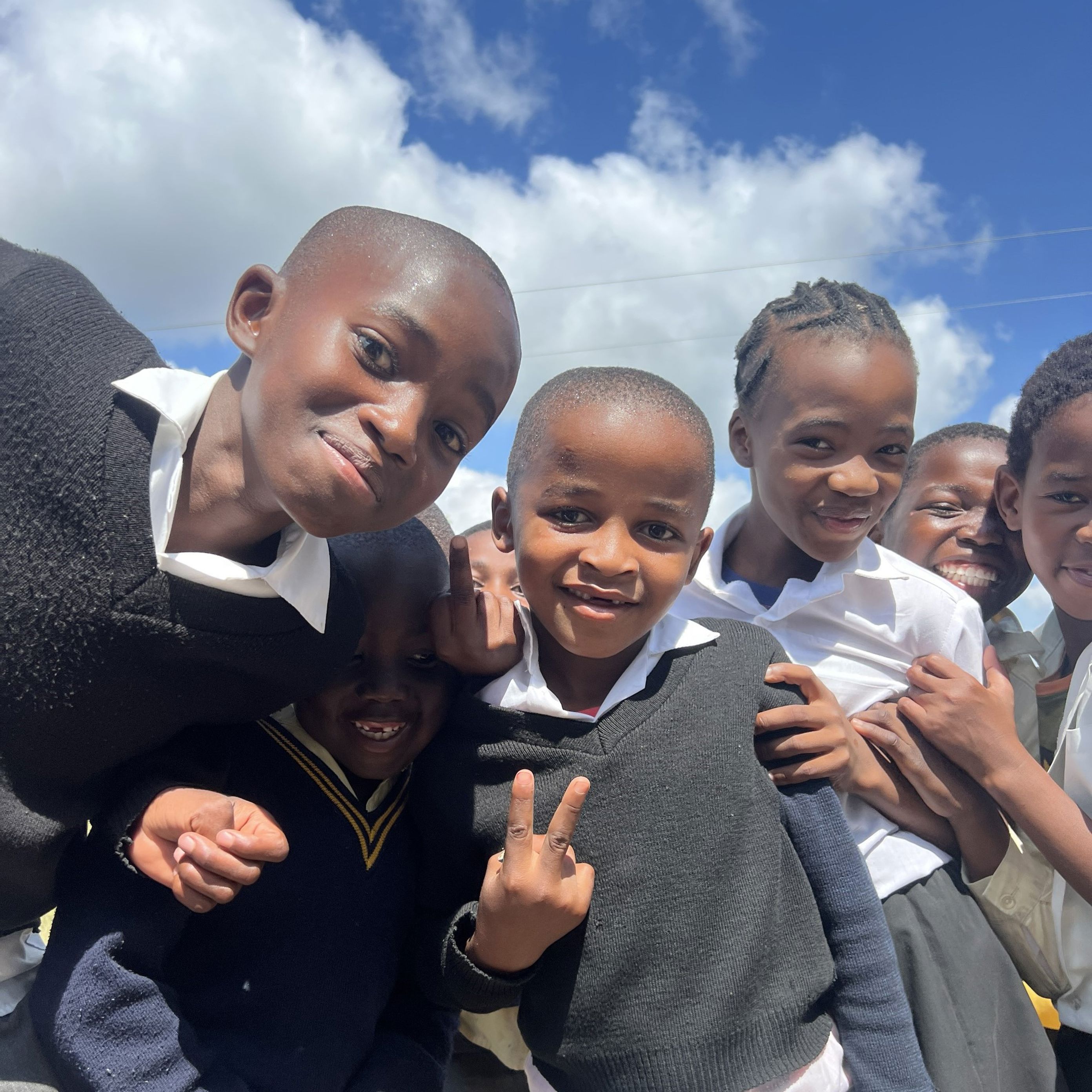 en gruppe barn som poserer for et bilde