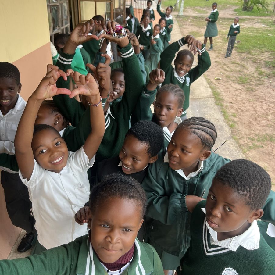 en gruppe barn som poserer for et bilde