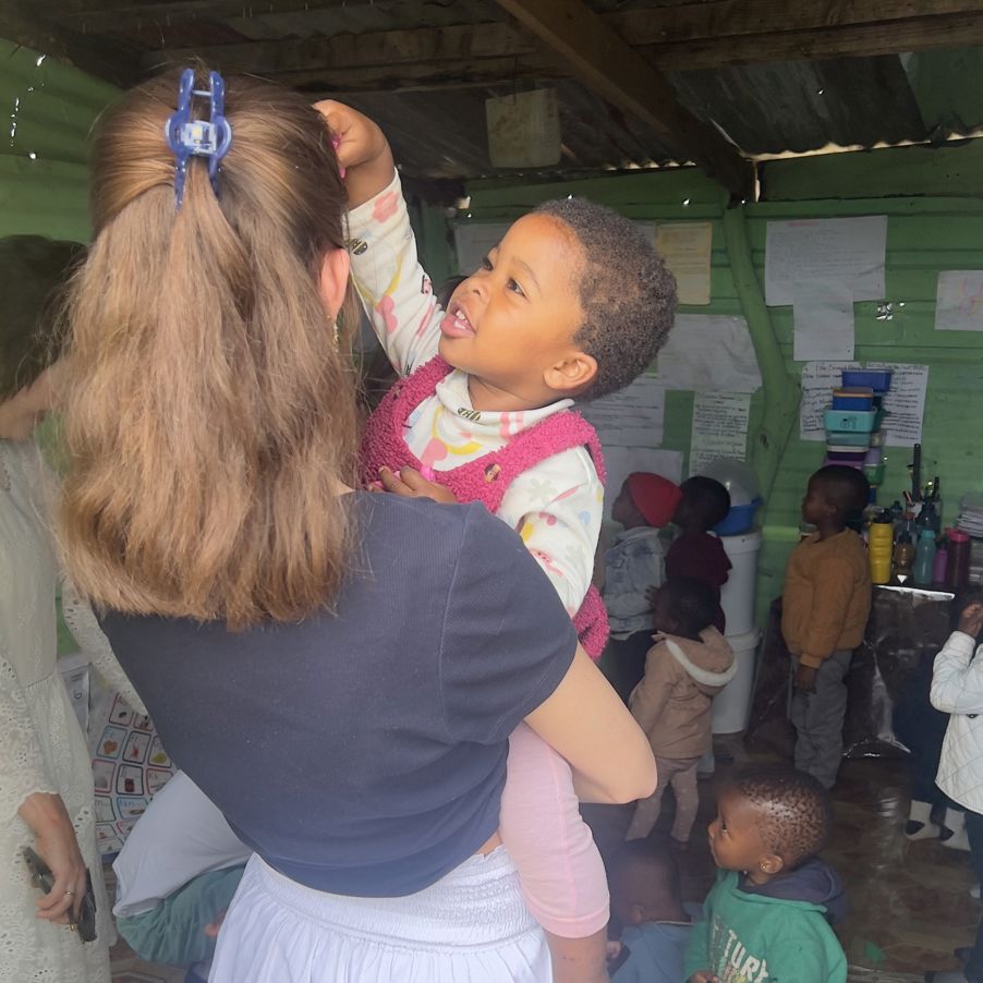 en person som holder en baby