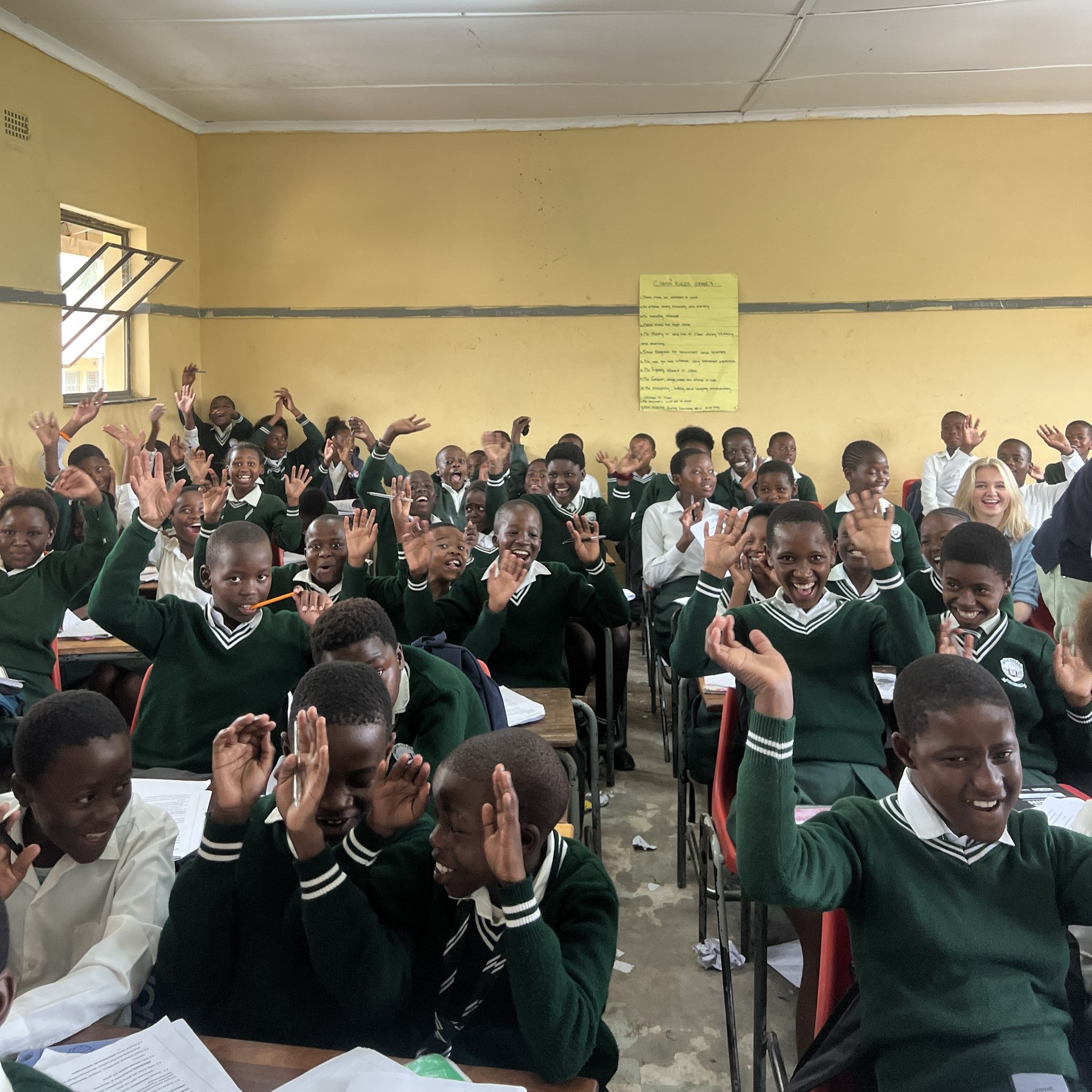 en gruppe mennesker som sitter i et rom