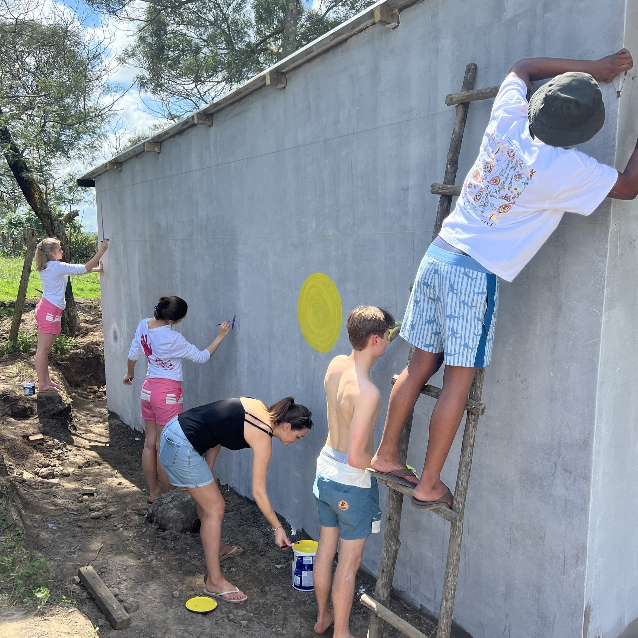 en gruppe barn som leker ute