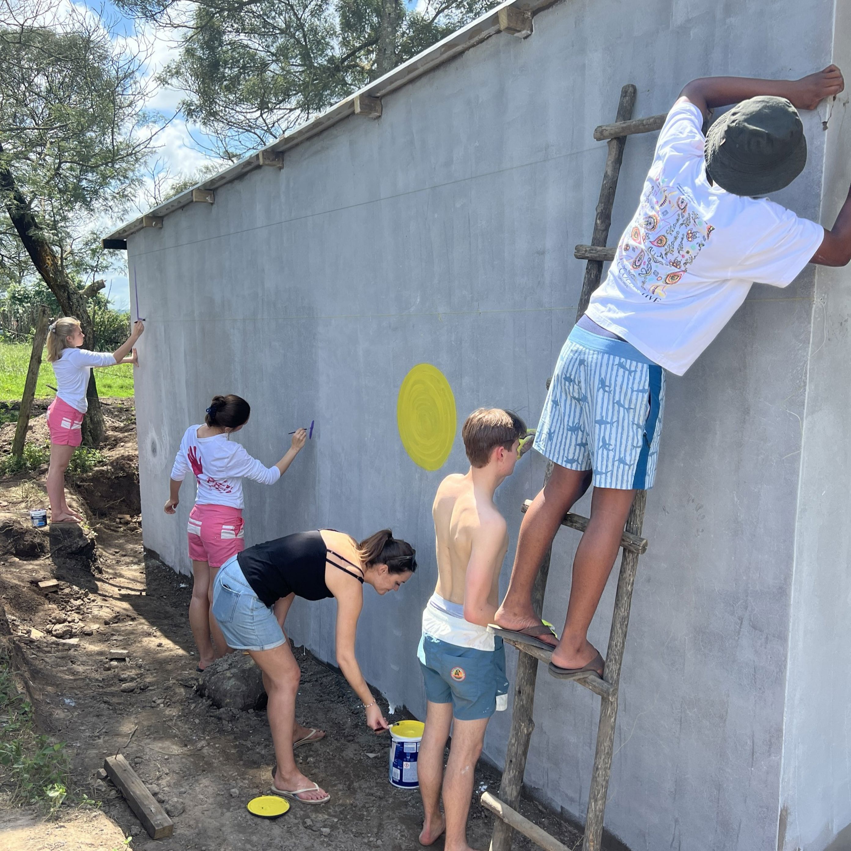 en gruppe barn som leker ute