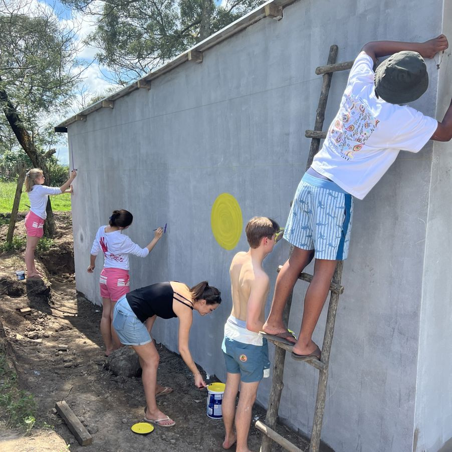 en gruppe barn som leker ute