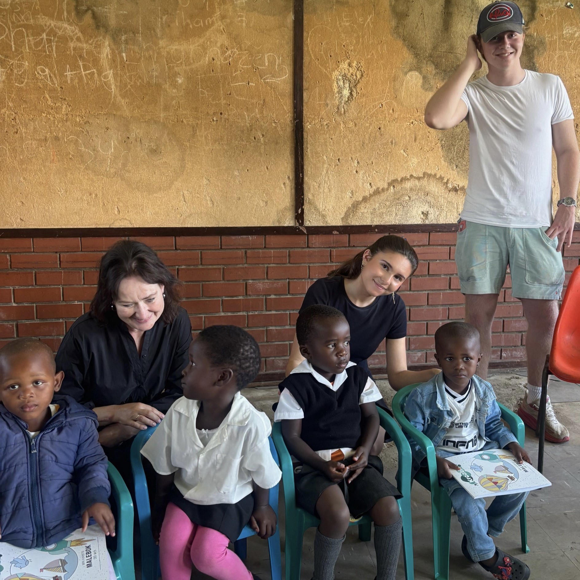 en gruppe mennesker som sitter på en benk