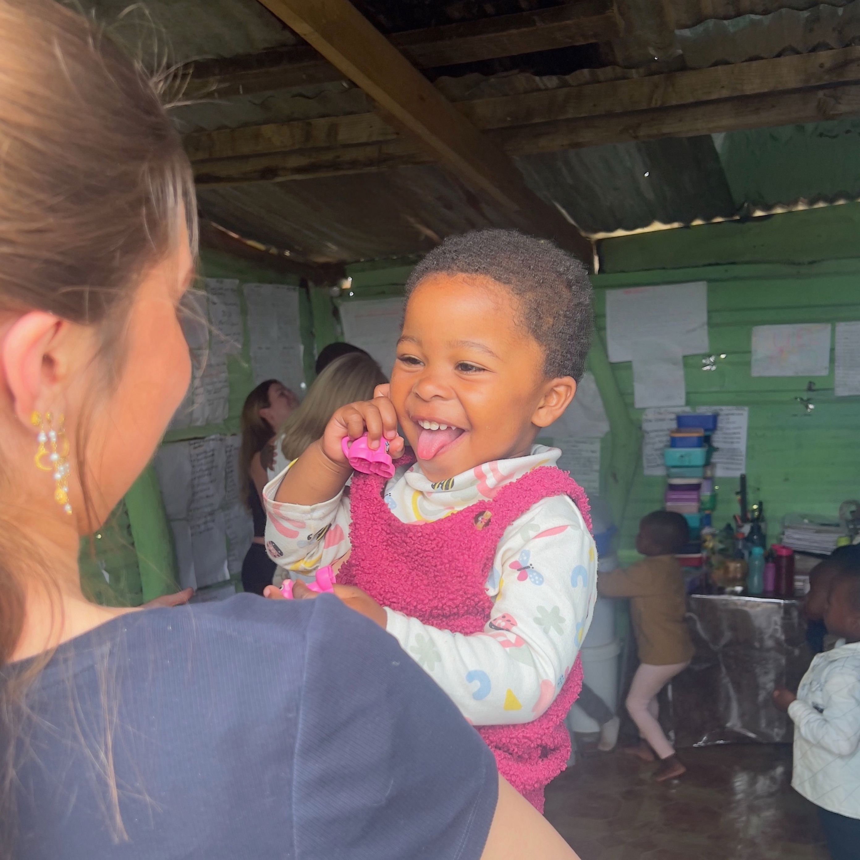 en person som holder en baby