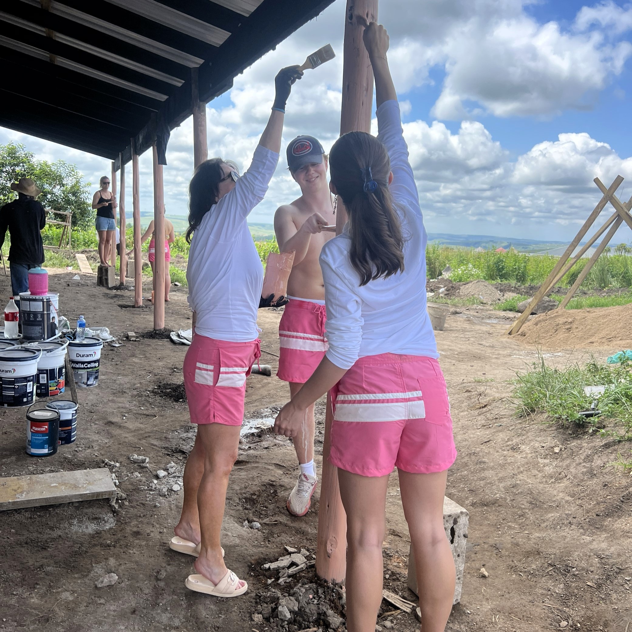 en gruppe mennesker som står utenfor