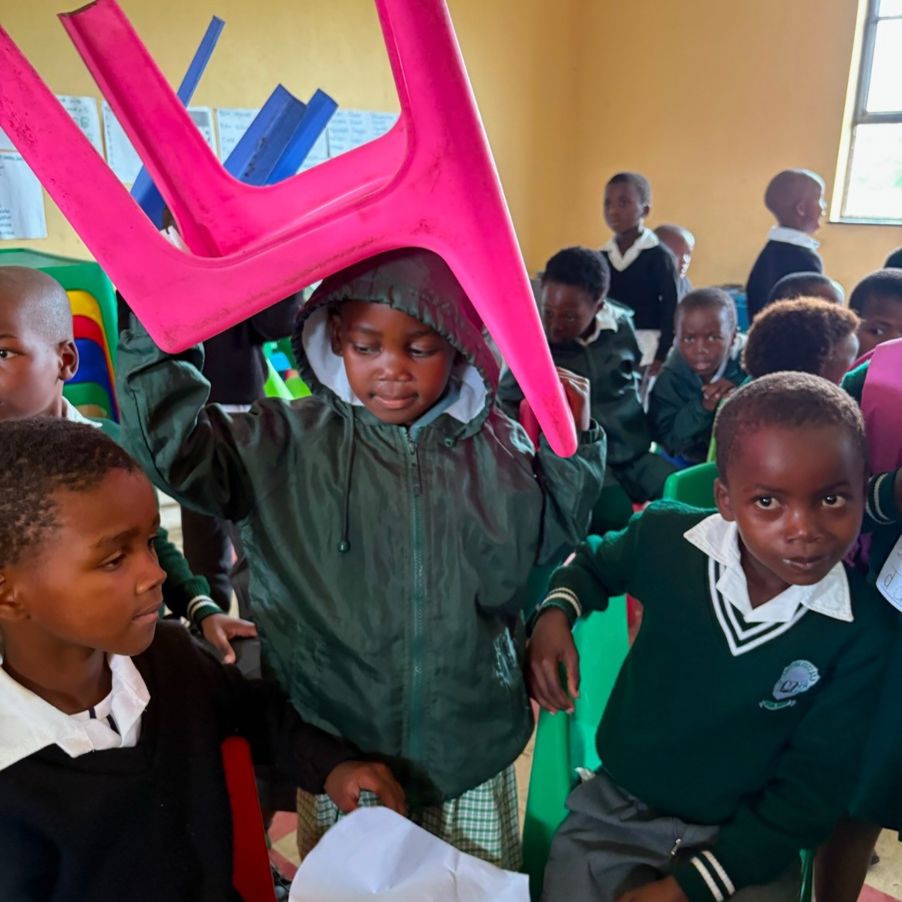 en gruppe barn i et rom