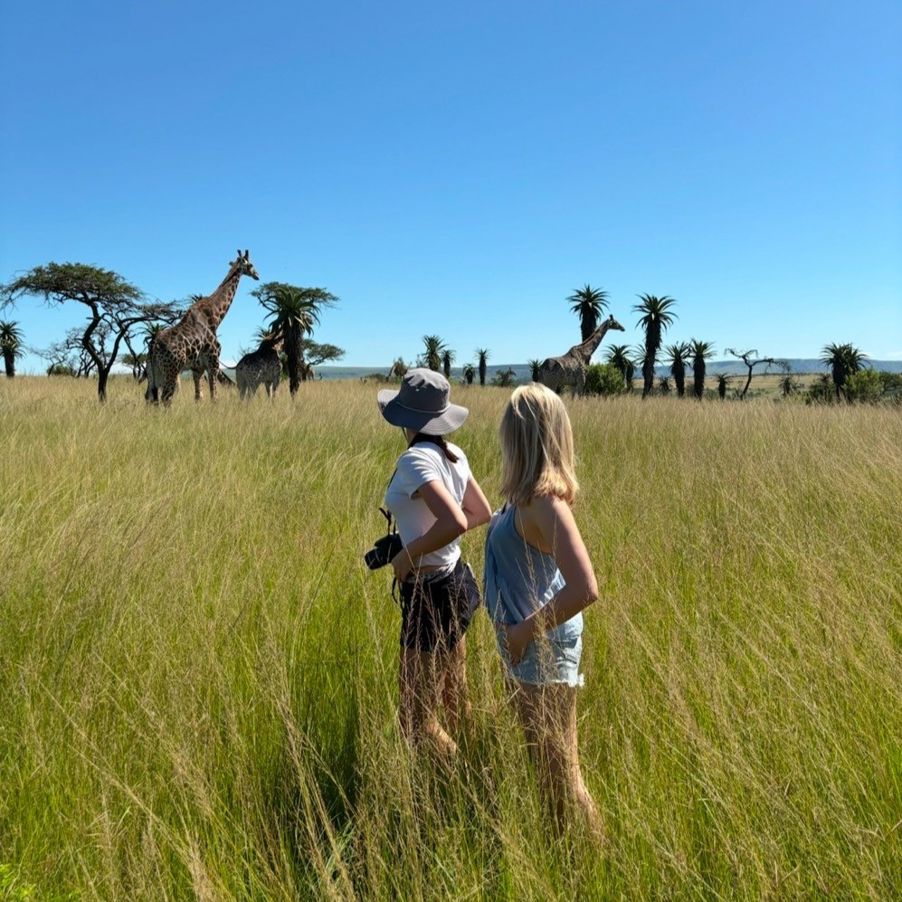 et par mennesker står på en gresskledd eng