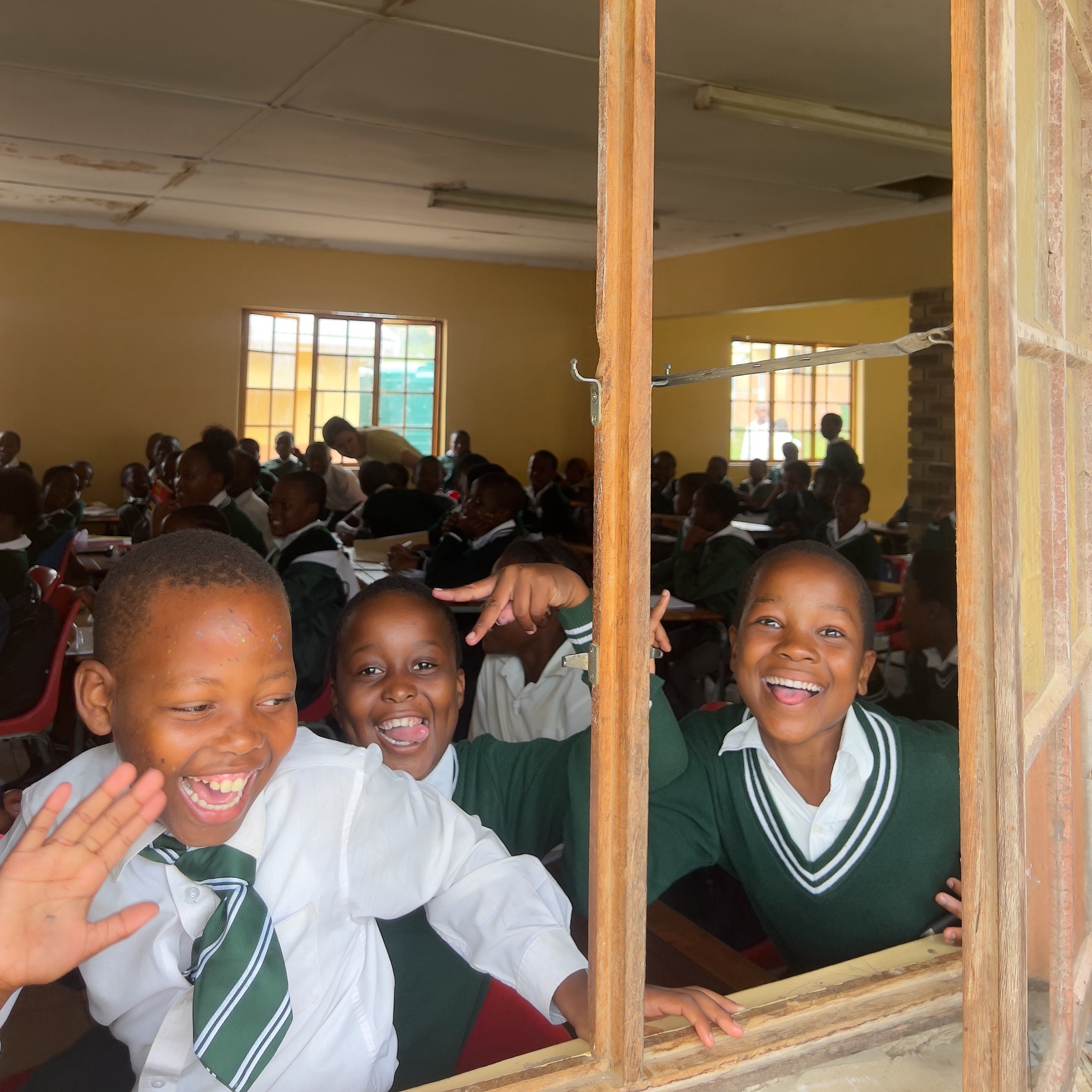 en gruppe barn som smiler