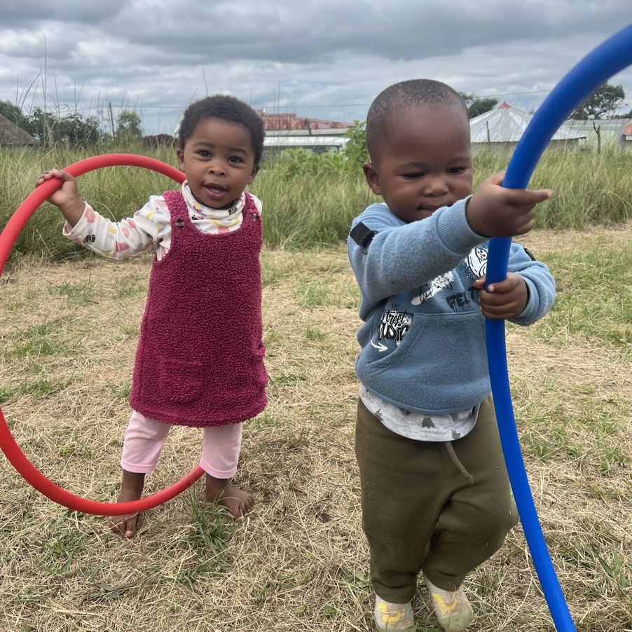 et par barn som leker på en lekeplass