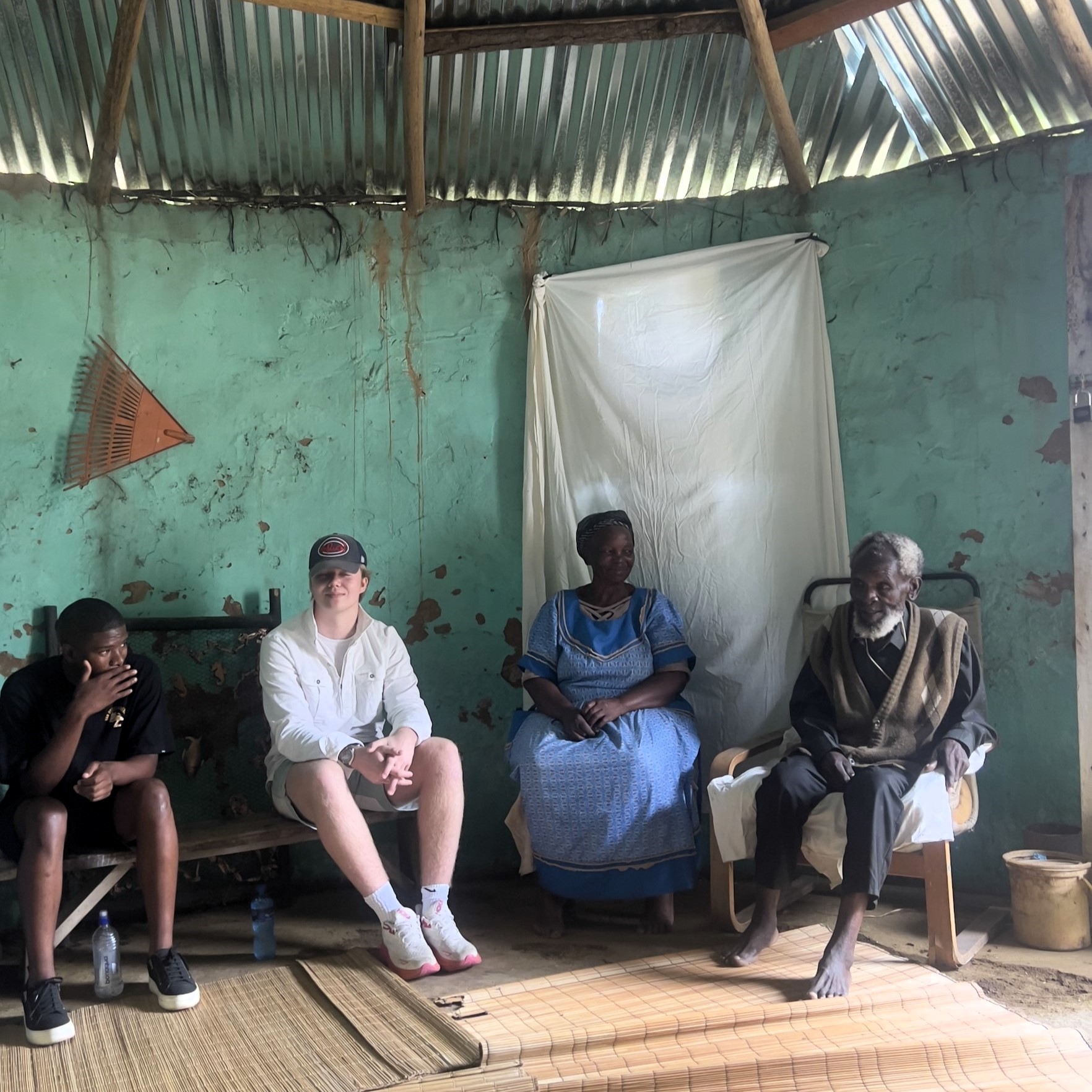 en gruppe mennesker som sitter på en benk