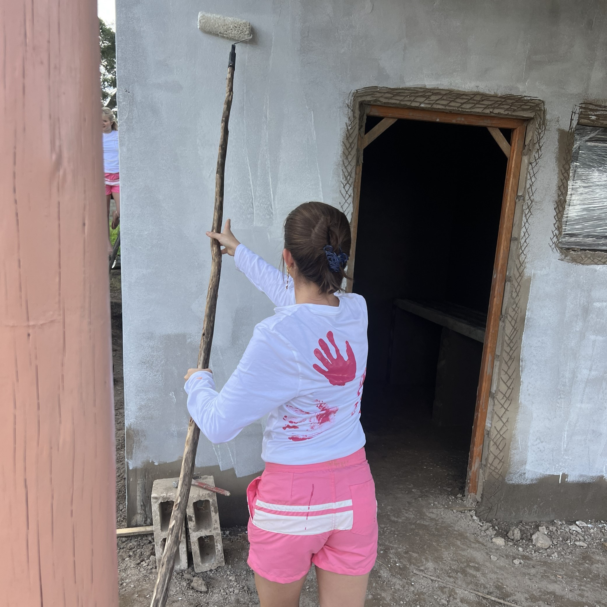 et barn som holder en pinne