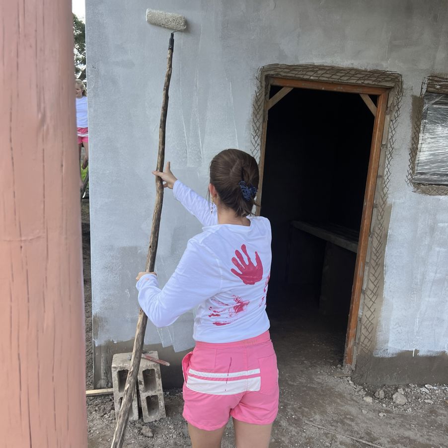 et barn som holder en pinne