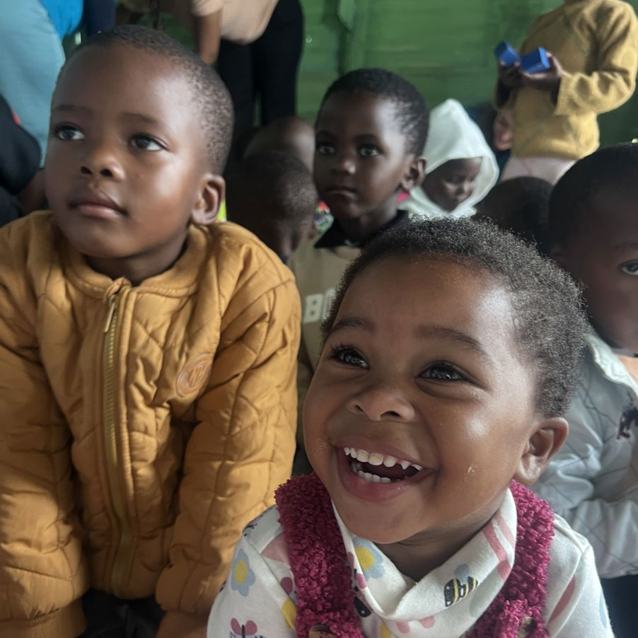 en gruppe barn som smiler