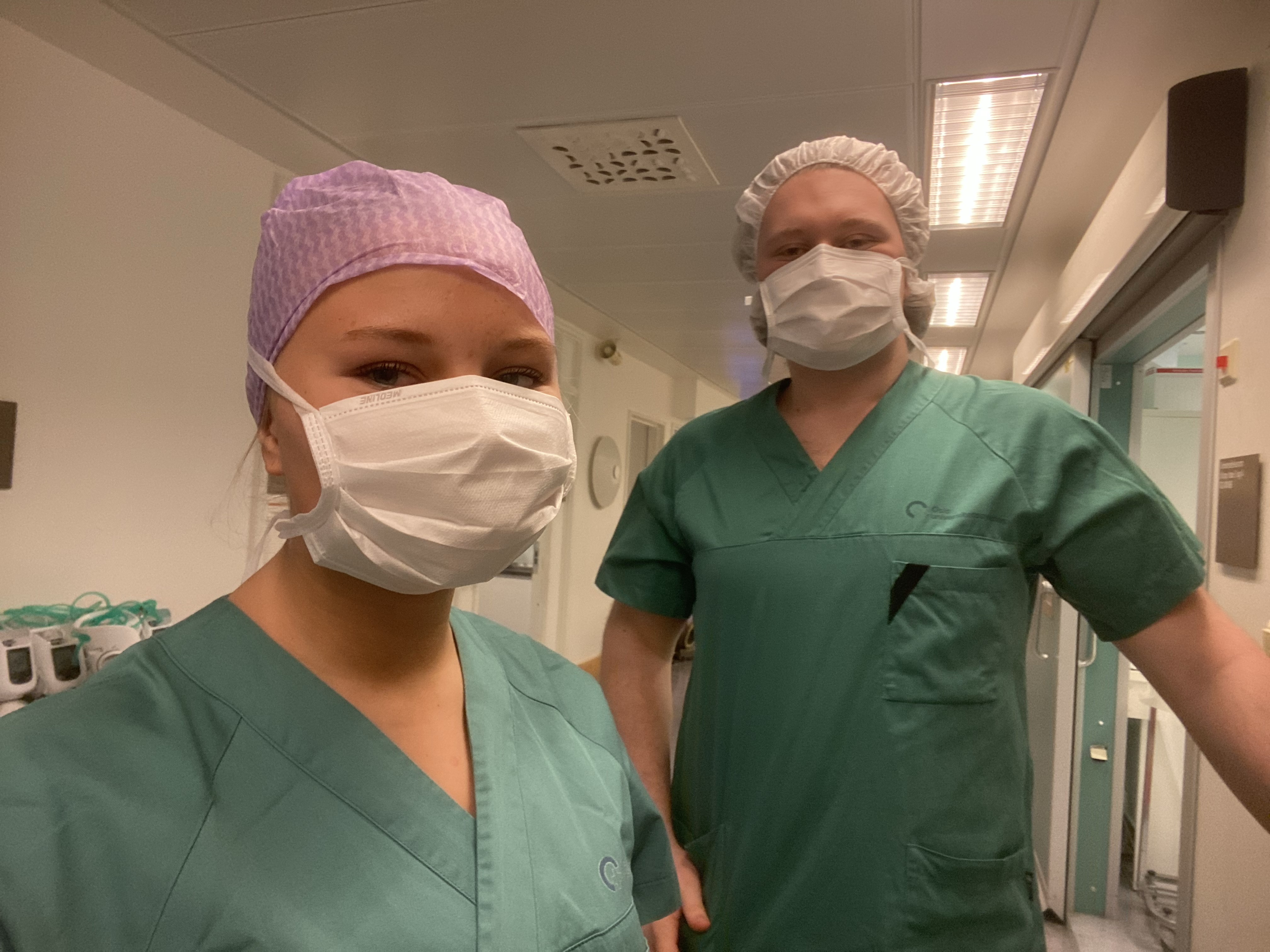 et par kirurger i et rom