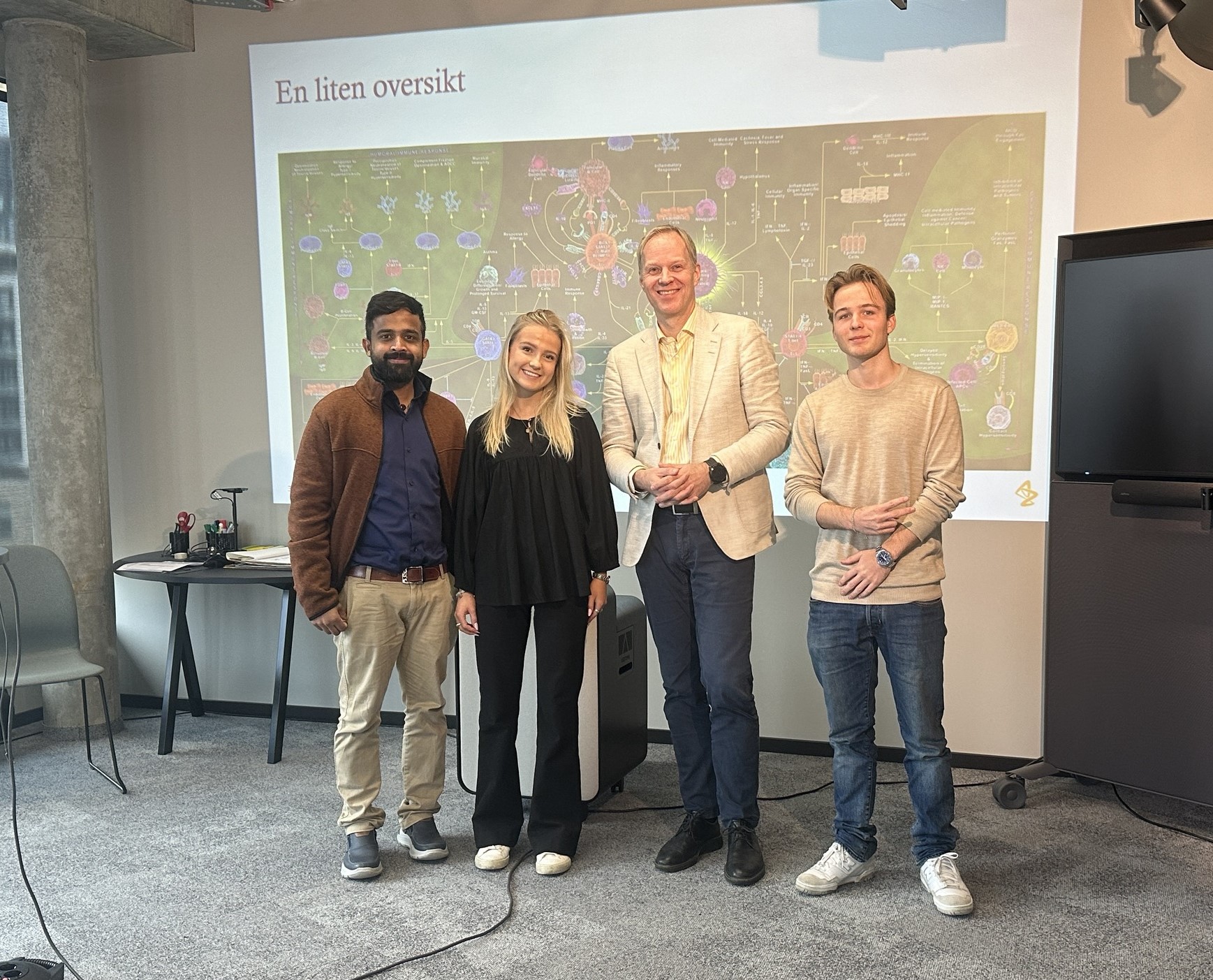 en gruppe mennesker som poserer for et bilde